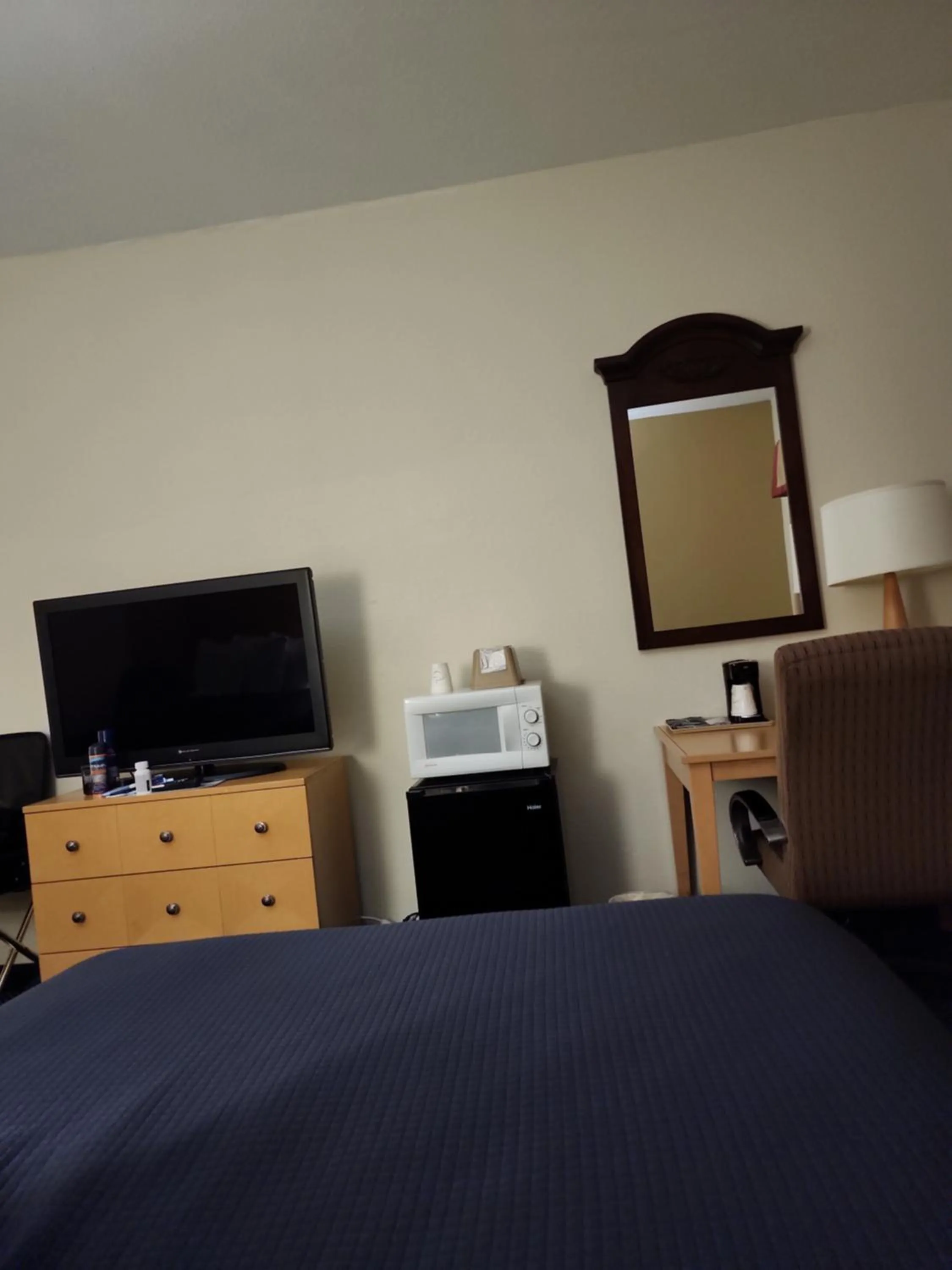 TV and multimedia, Bed in Katahdin Inn & Suites