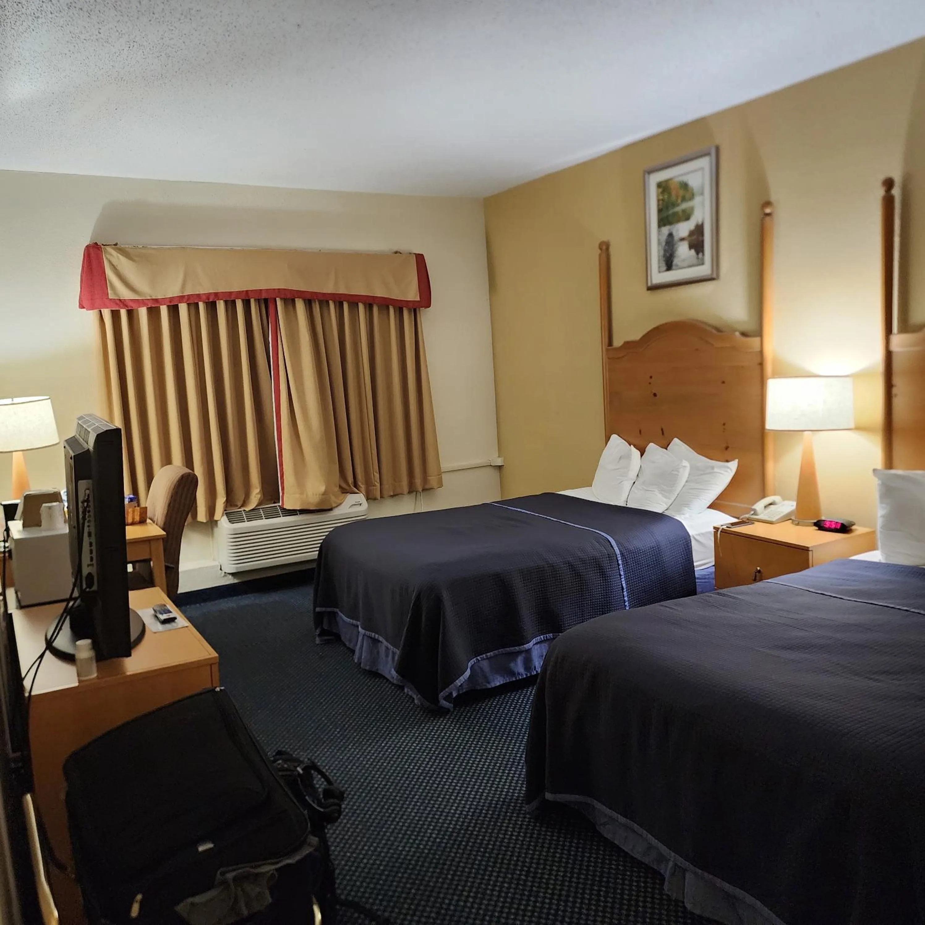 Bed in Katahdin Inn & Suites