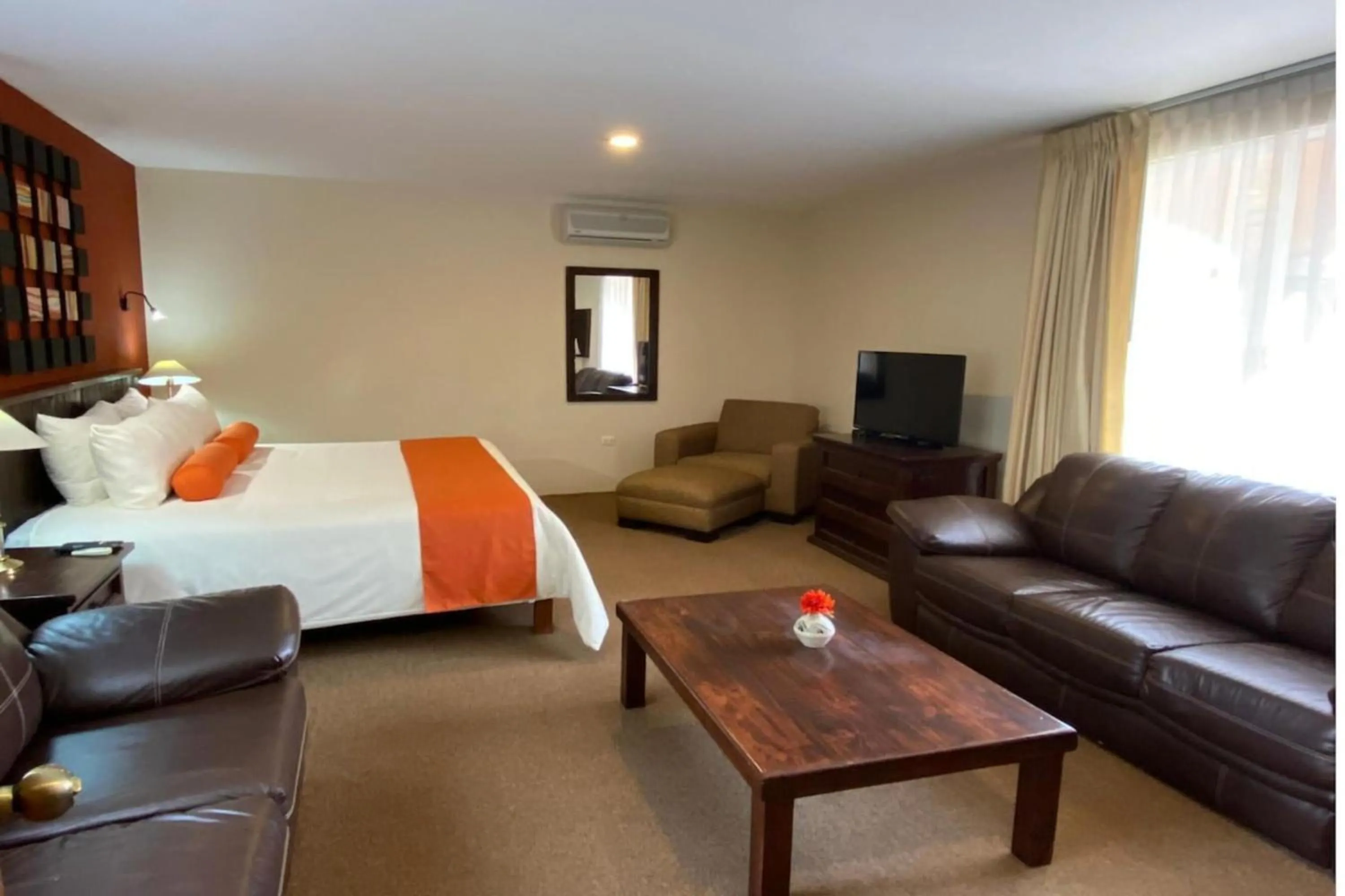 Bedroom, Bed in Capital O Hotel La Huerta Golf & Hotel, Cholula