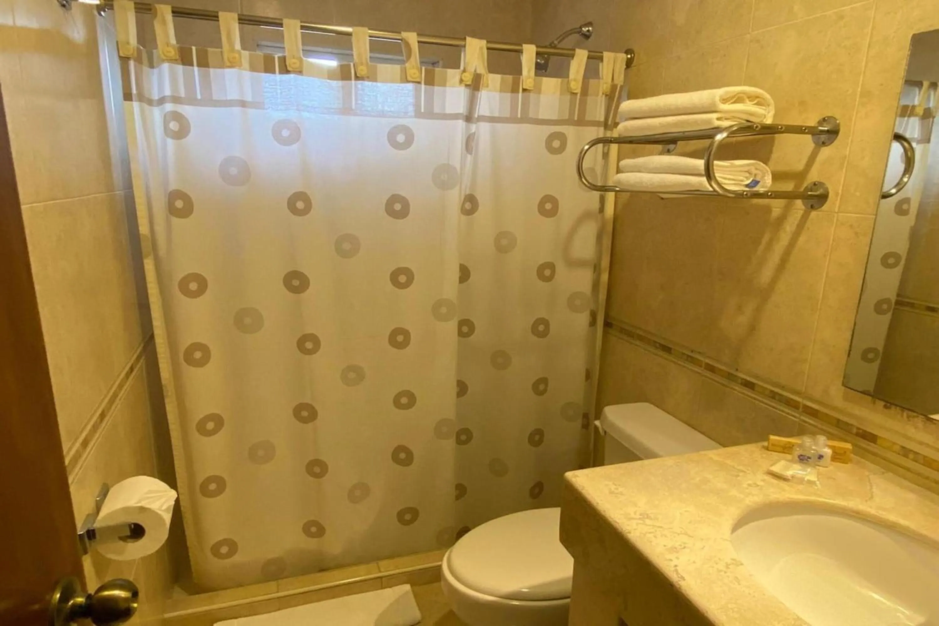 Bathroom in Capital O Hotel La Huerta Golf & Hotel, Cholula