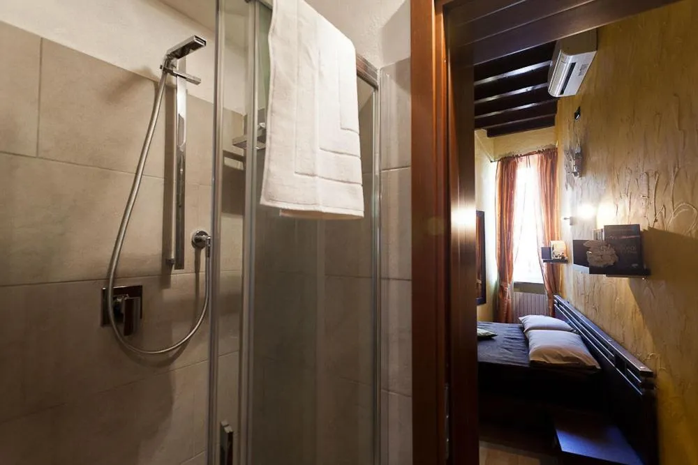 Shower in Bed & Breakfast Parmacentro