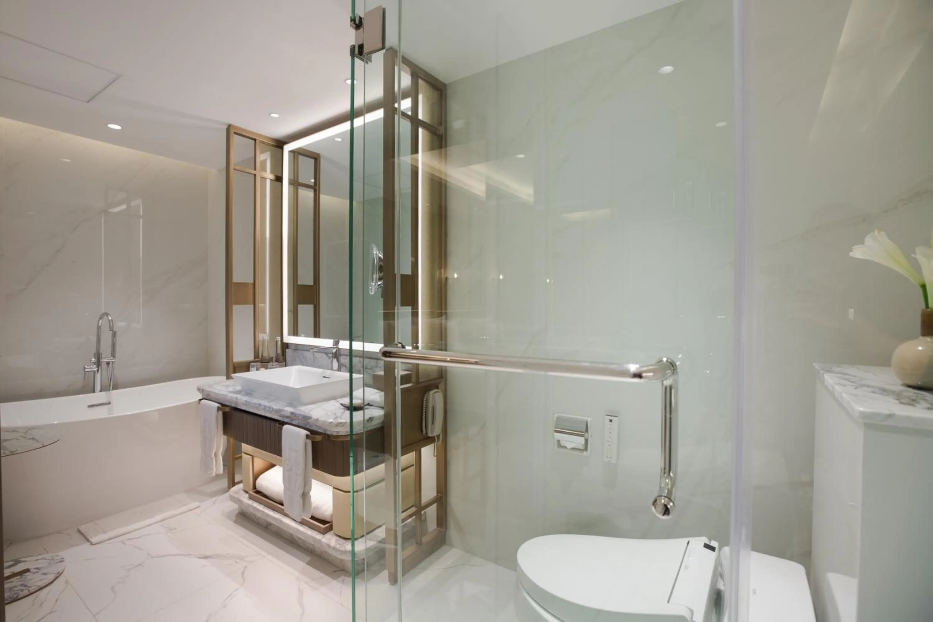 Shower in Royal Ambarrukmo Yogyakarta