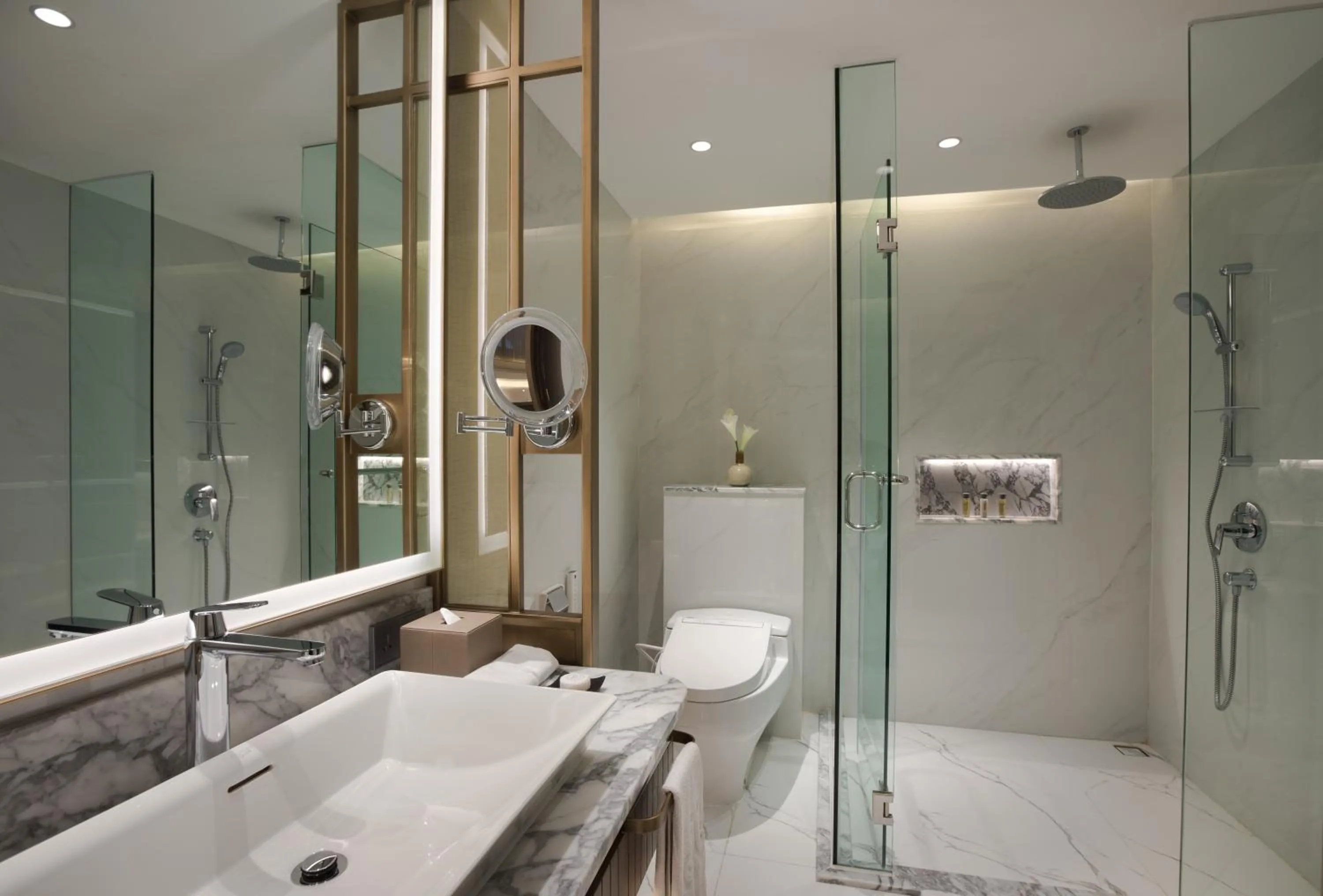 Shower in Royal Ambarrukmo Yogyakarta