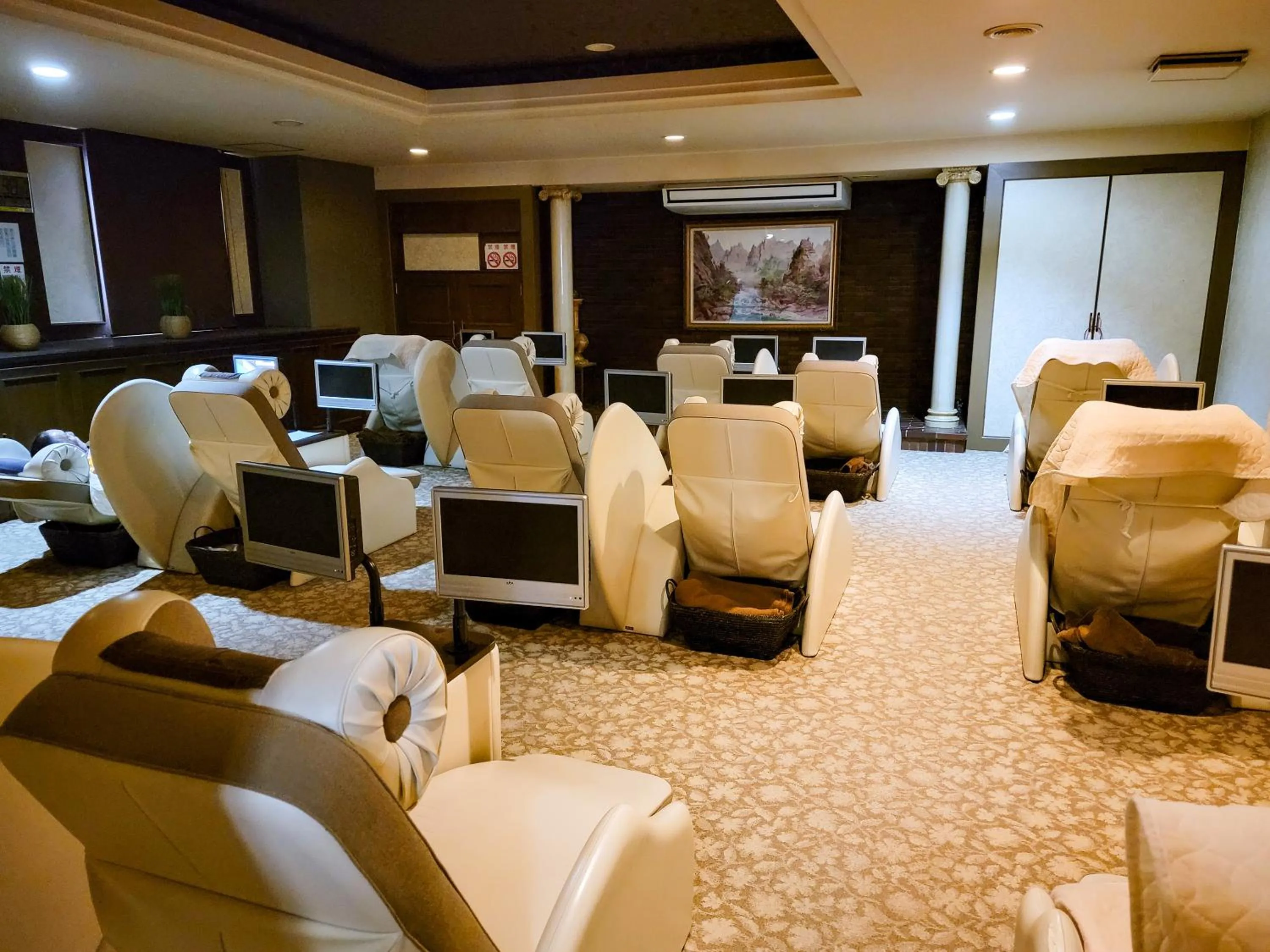 Area and facilities in First Inn Takamatsu