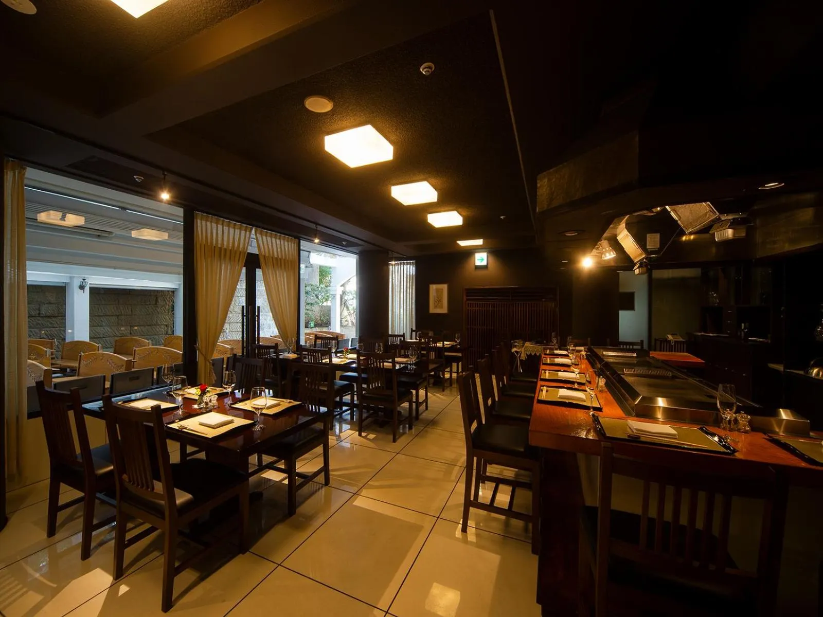 Restaurant/Places to Eat in Hilltop Hotel