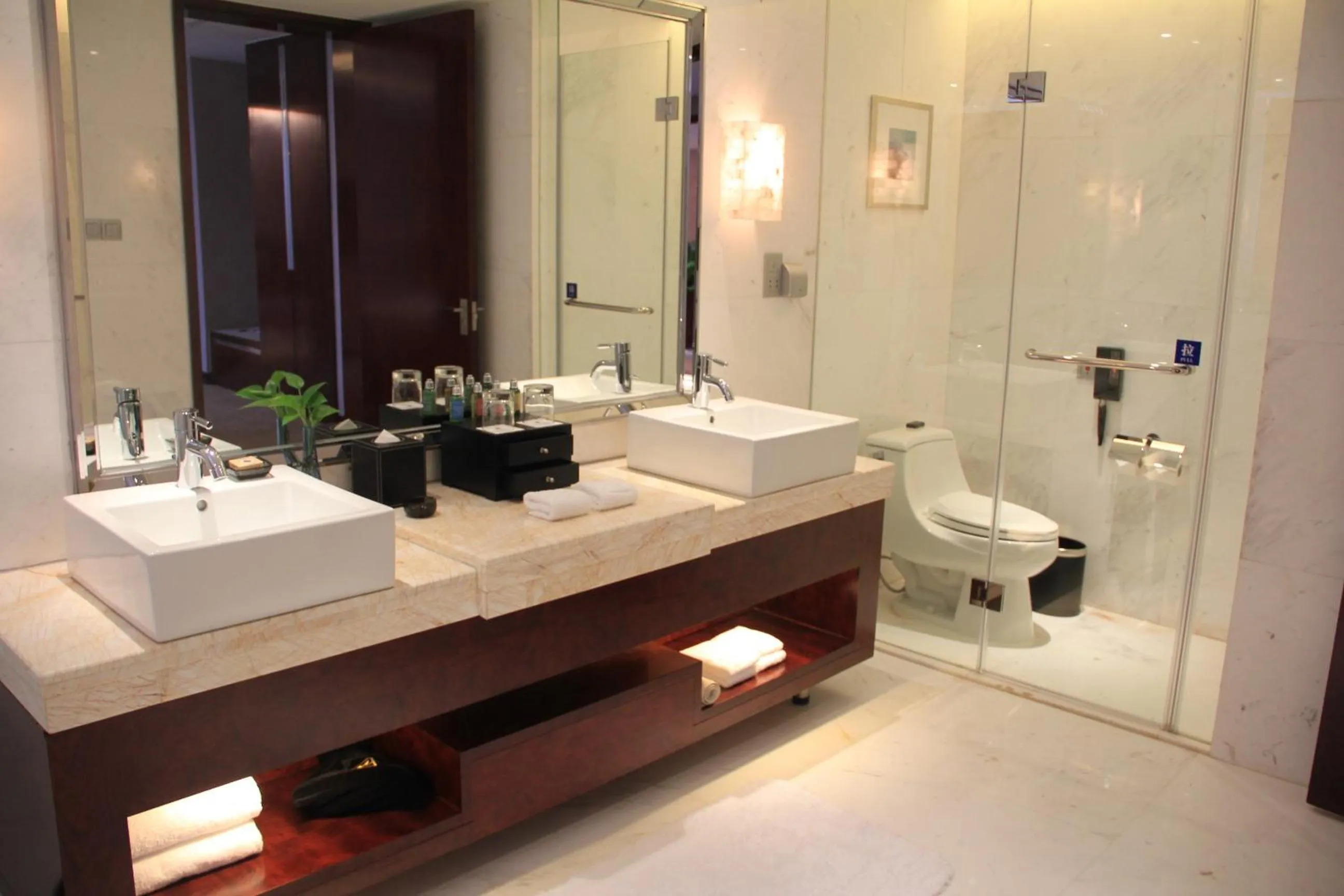 Toilet in Grand Metropark Universal Dinosaur Town Hotel