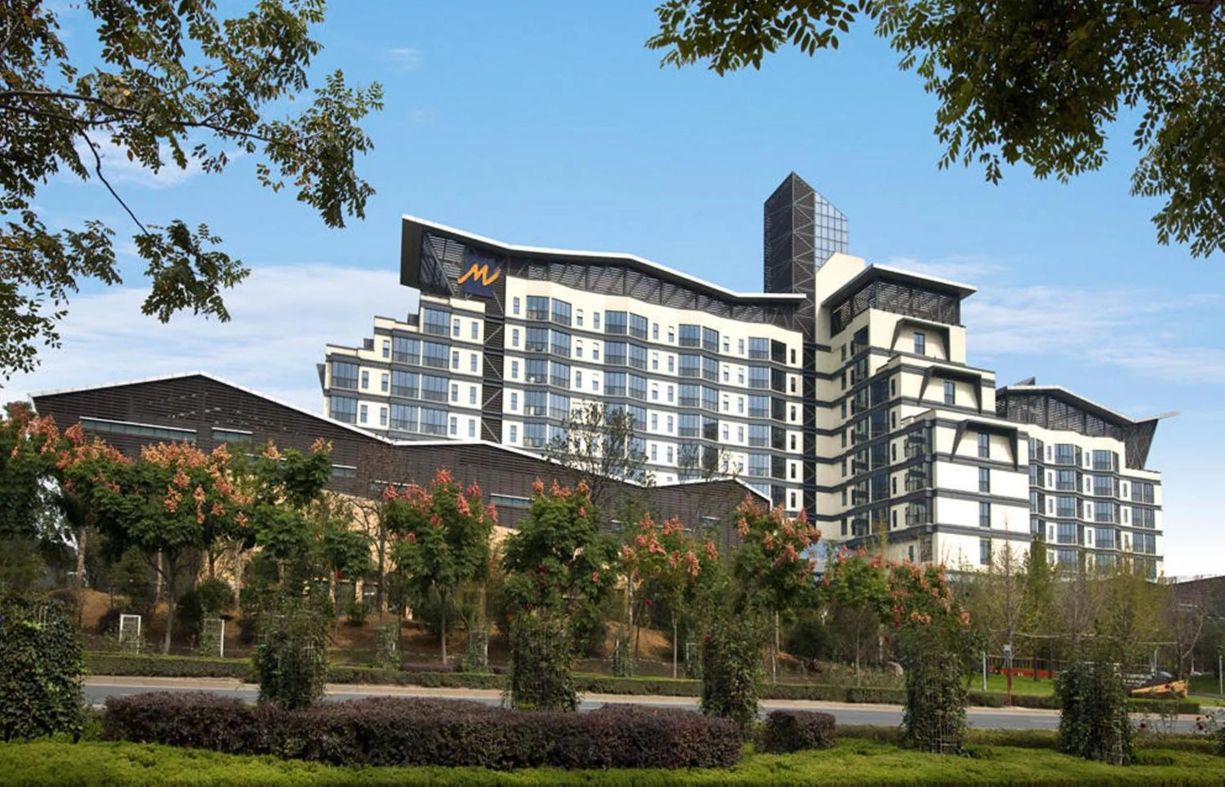 Facade/entrance in Grand Metropark Universal Dinosaur Town Hotel