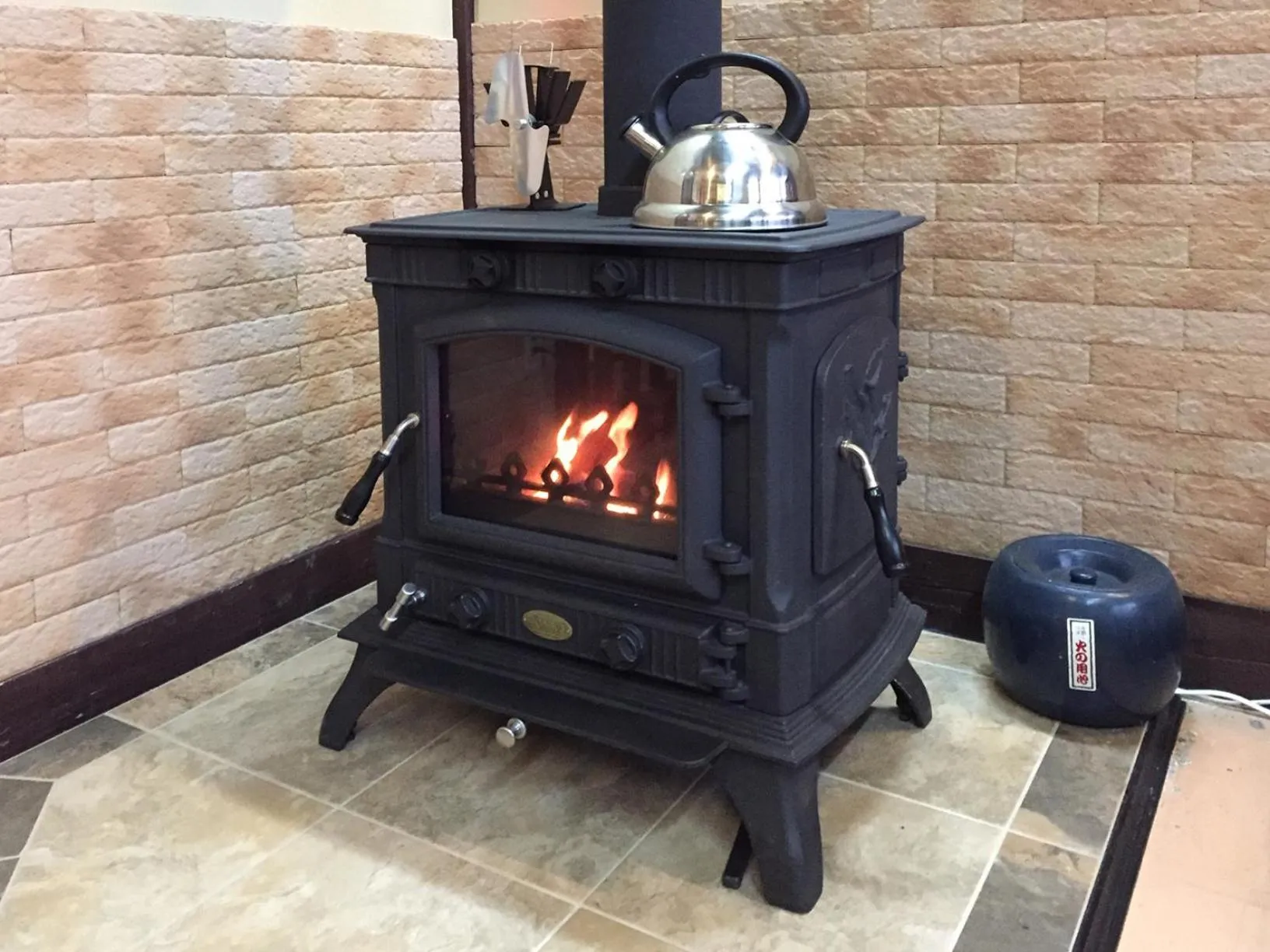 Communal kitchen in Sakura Guest House