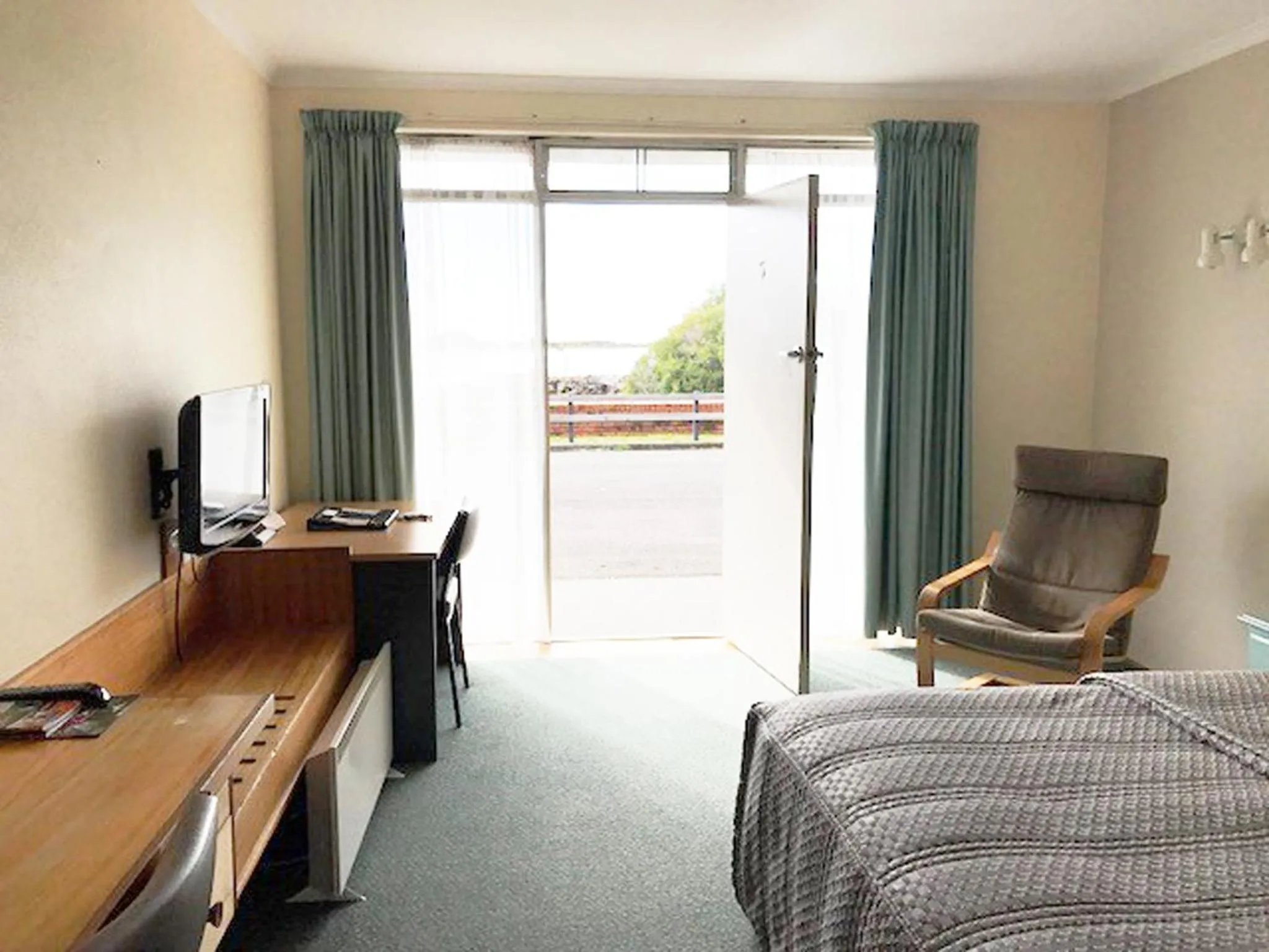 Bed in Burnie Airport Motel