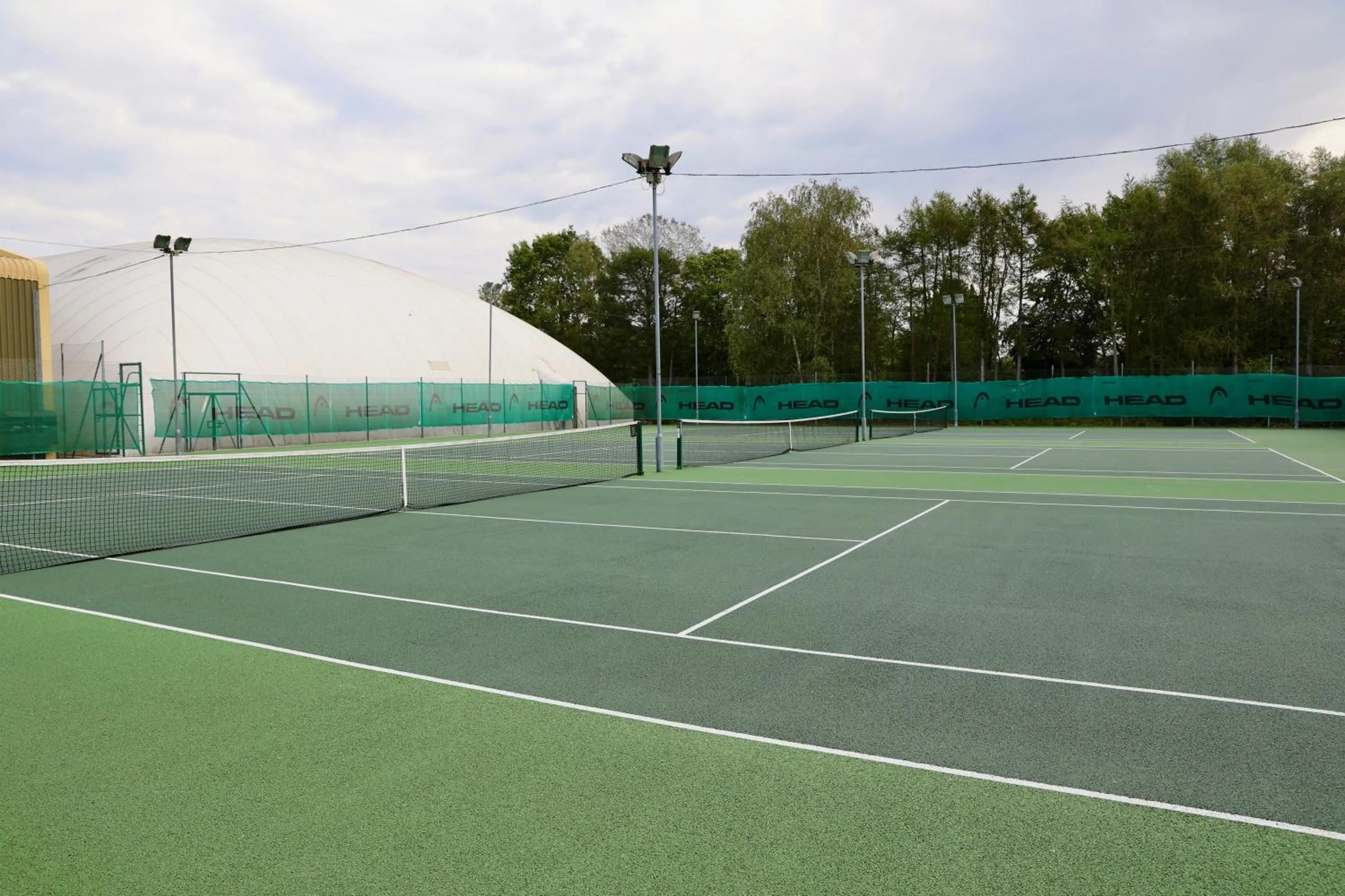 Tennis court in The Essex Golf & Country Club Hotel