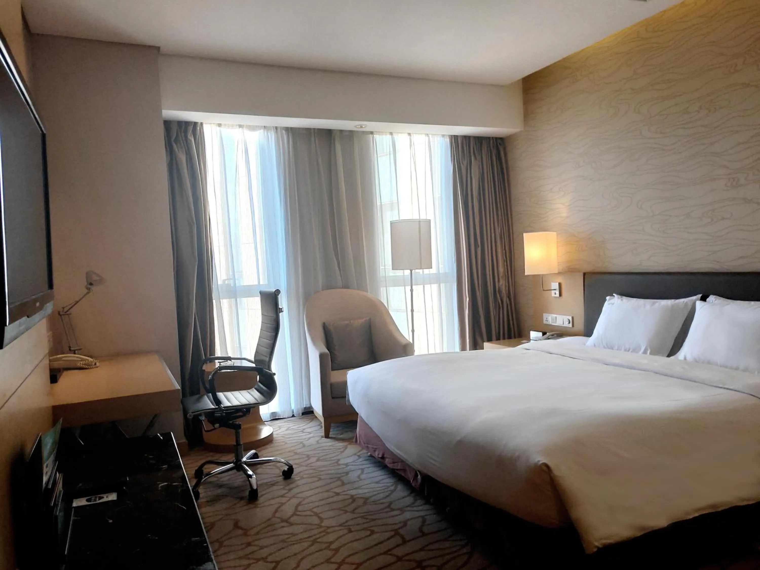 Photo of the whole room, Bed in Radisson Hotel Tianjin Aqua City