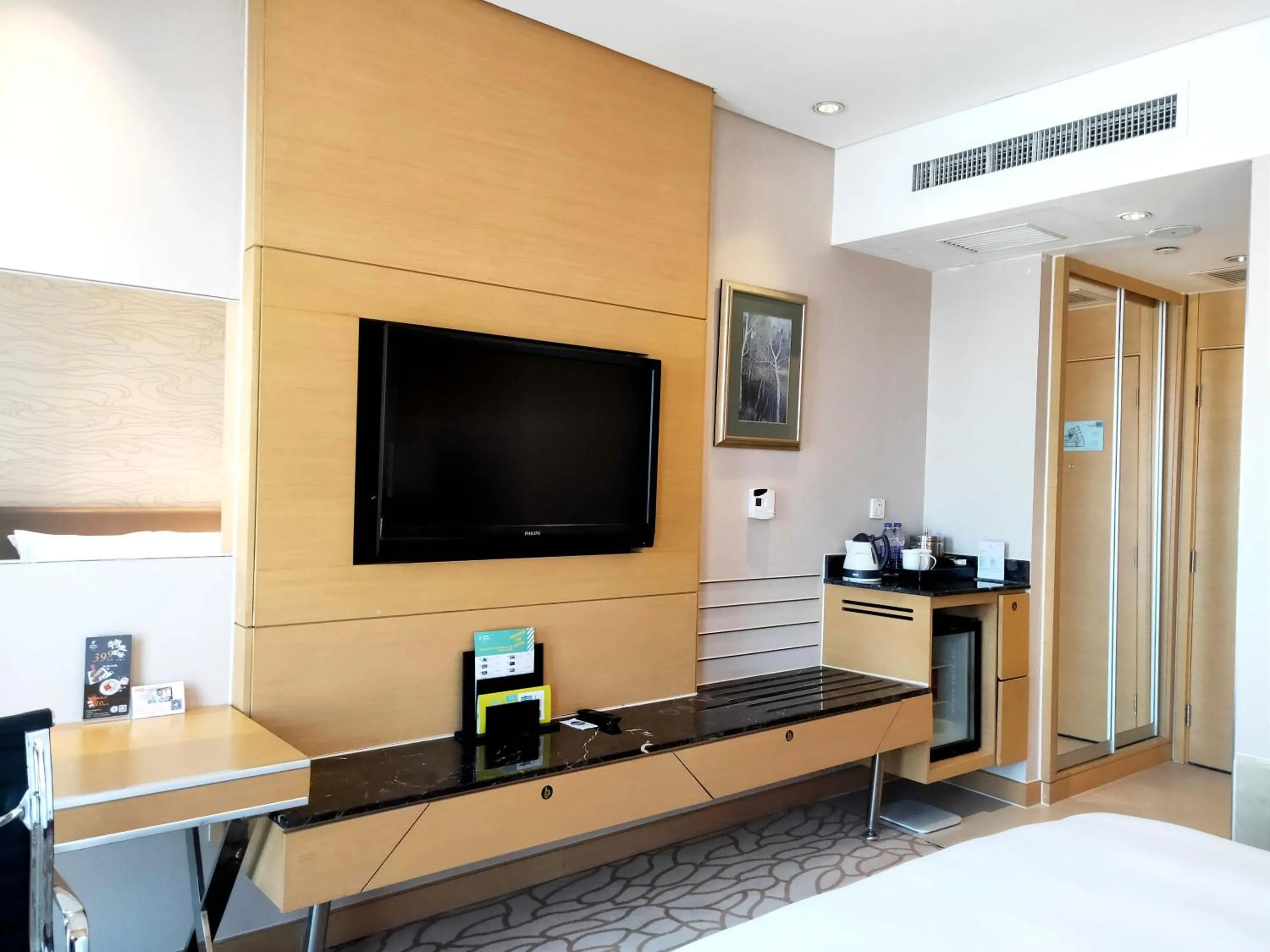 Photo of the whole room, Bed in Radisson Hotel Tianjin Aqua City