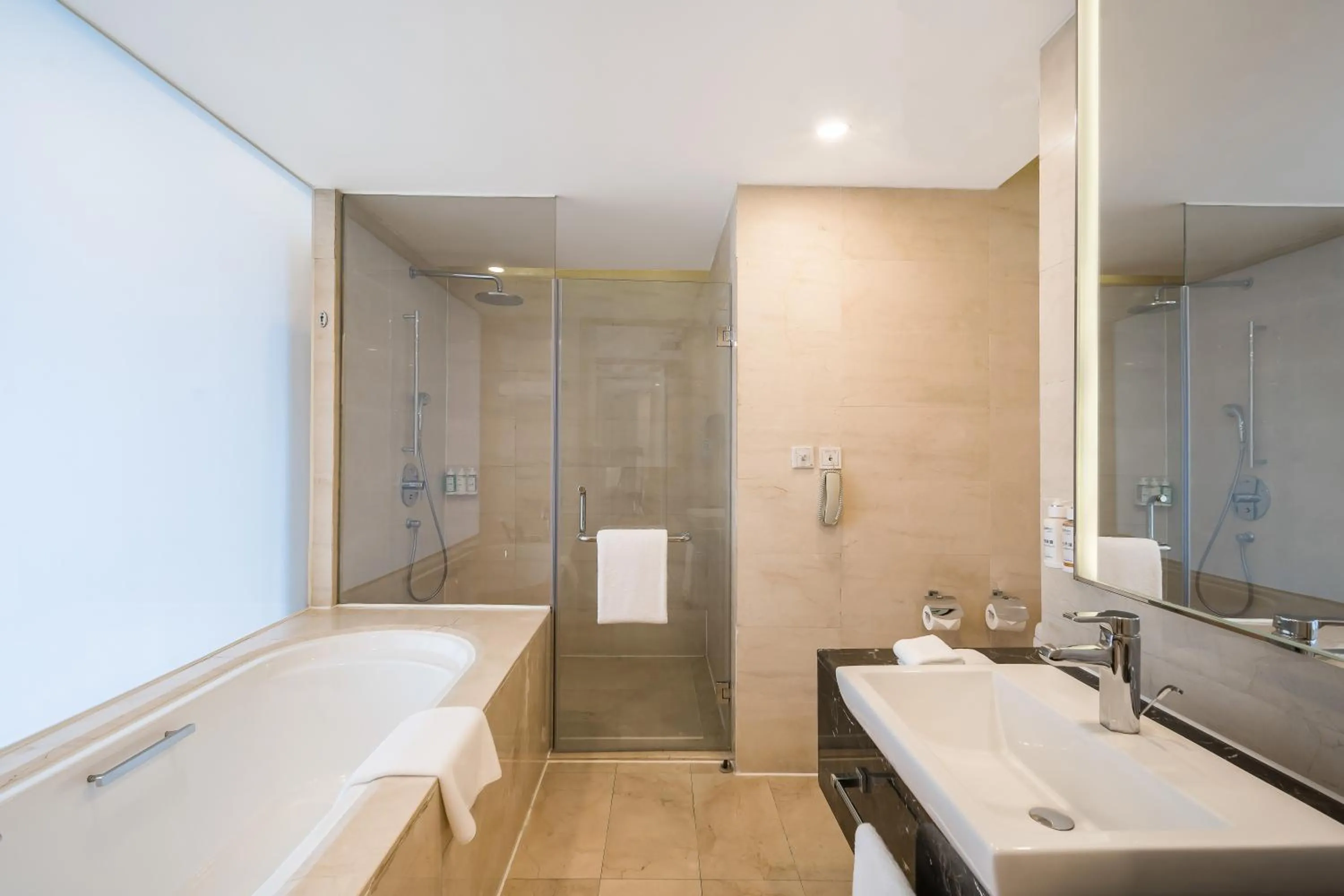 Shower in Radisson Hotel Tianjin Aqua City