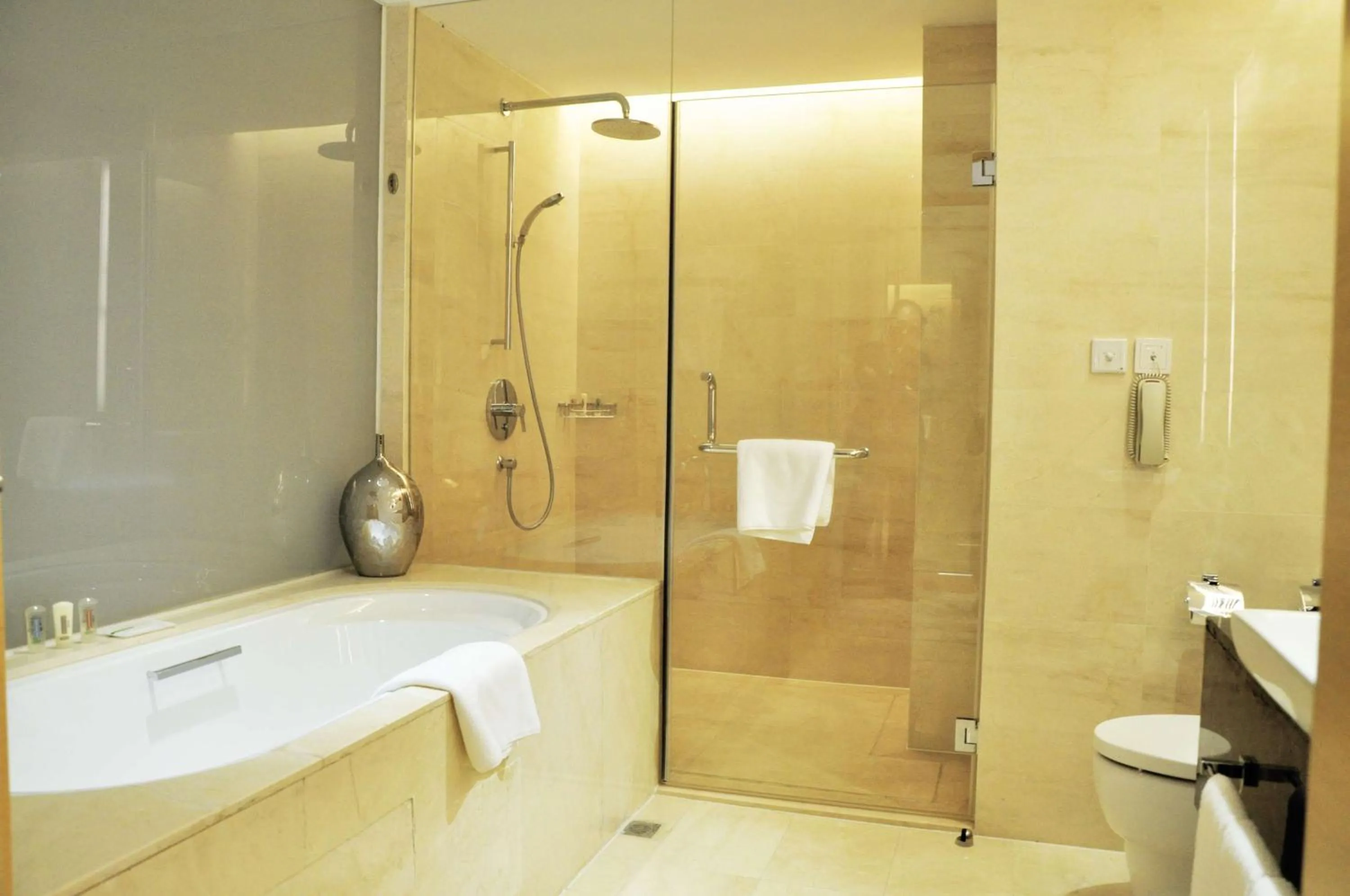 Bathroom in Radisson Hotel Tianjin Aqua City