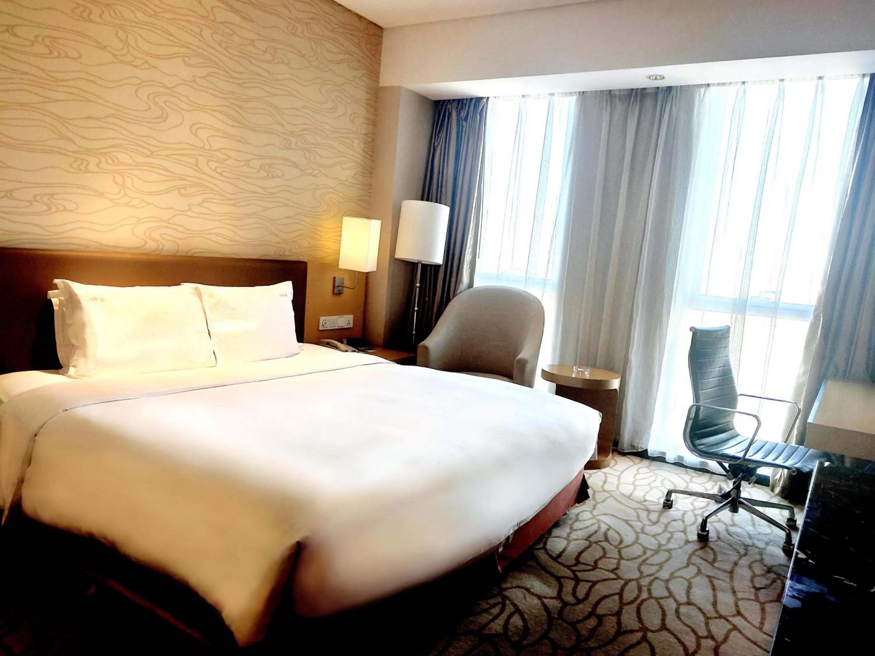 Photo of the whole room, Bed in Radisson Hotel Tianjin Aqua City