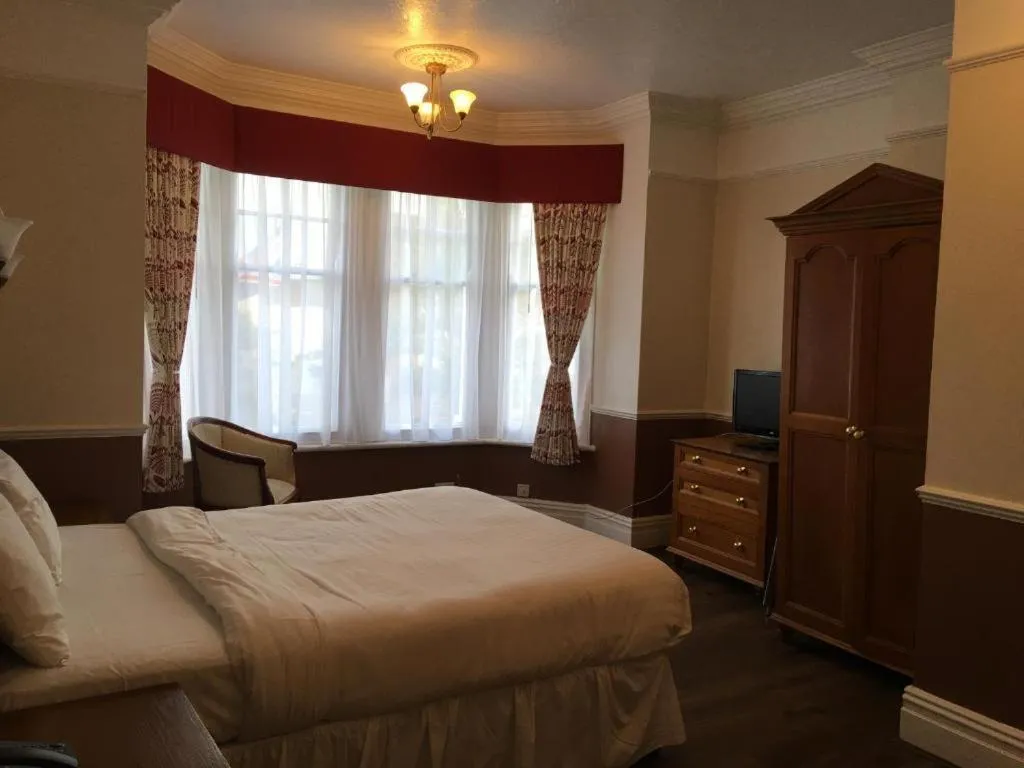 Bedroom, Bed in Grosvenor Hotel Rugby