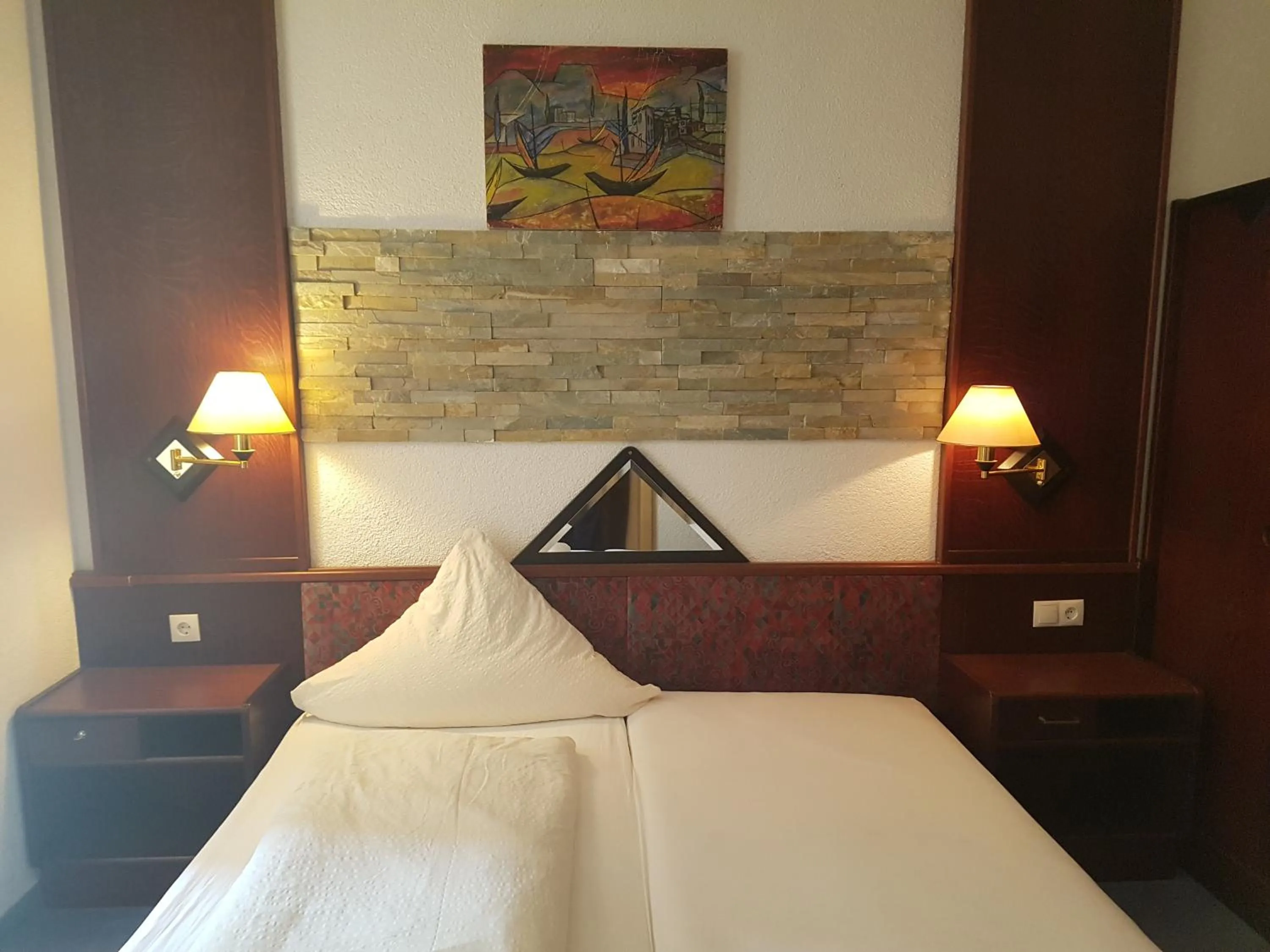 Bed in Hotel Zur Engelsburg