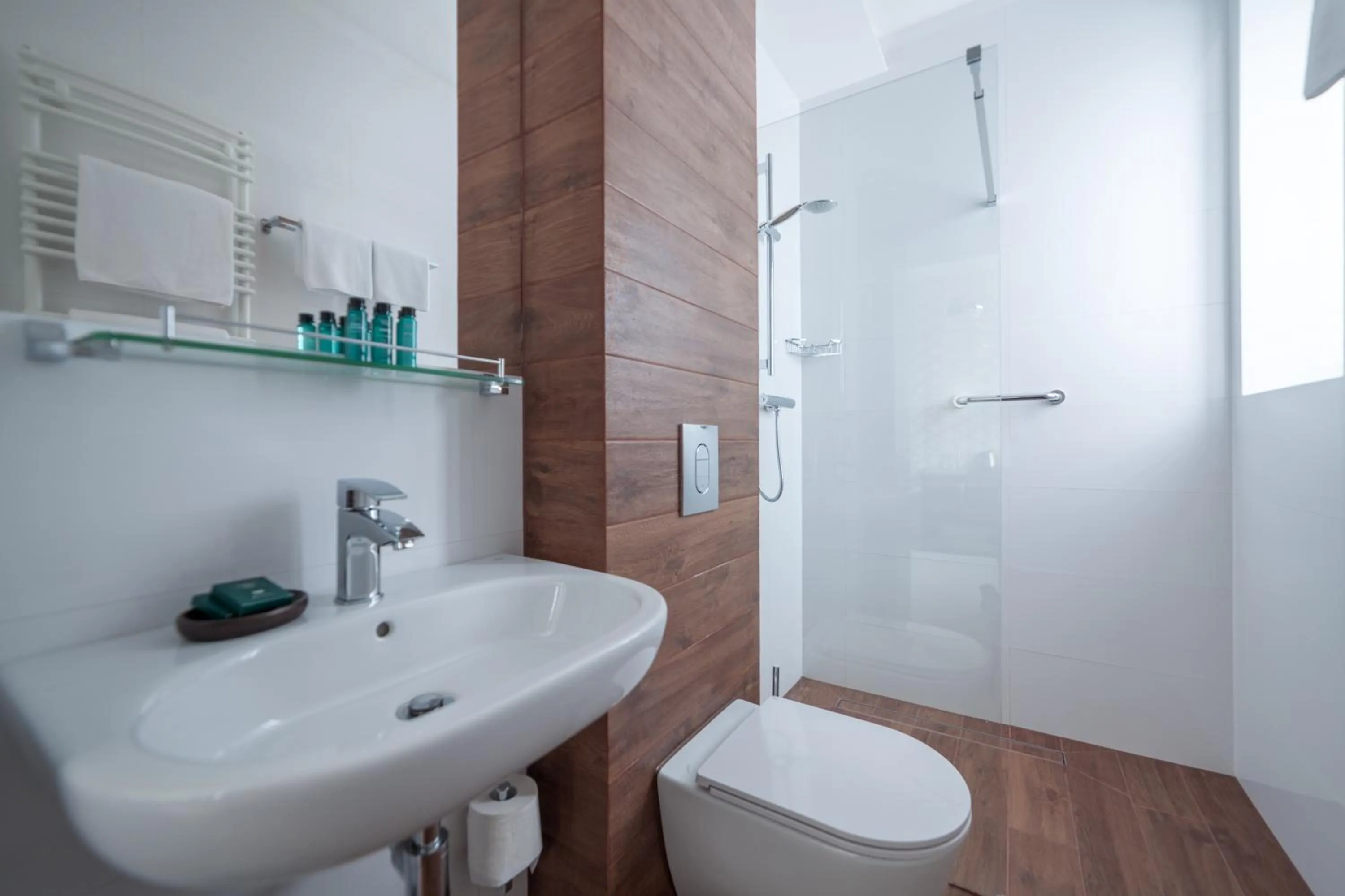 Shower in Novopolska - Hotel i Restauracja