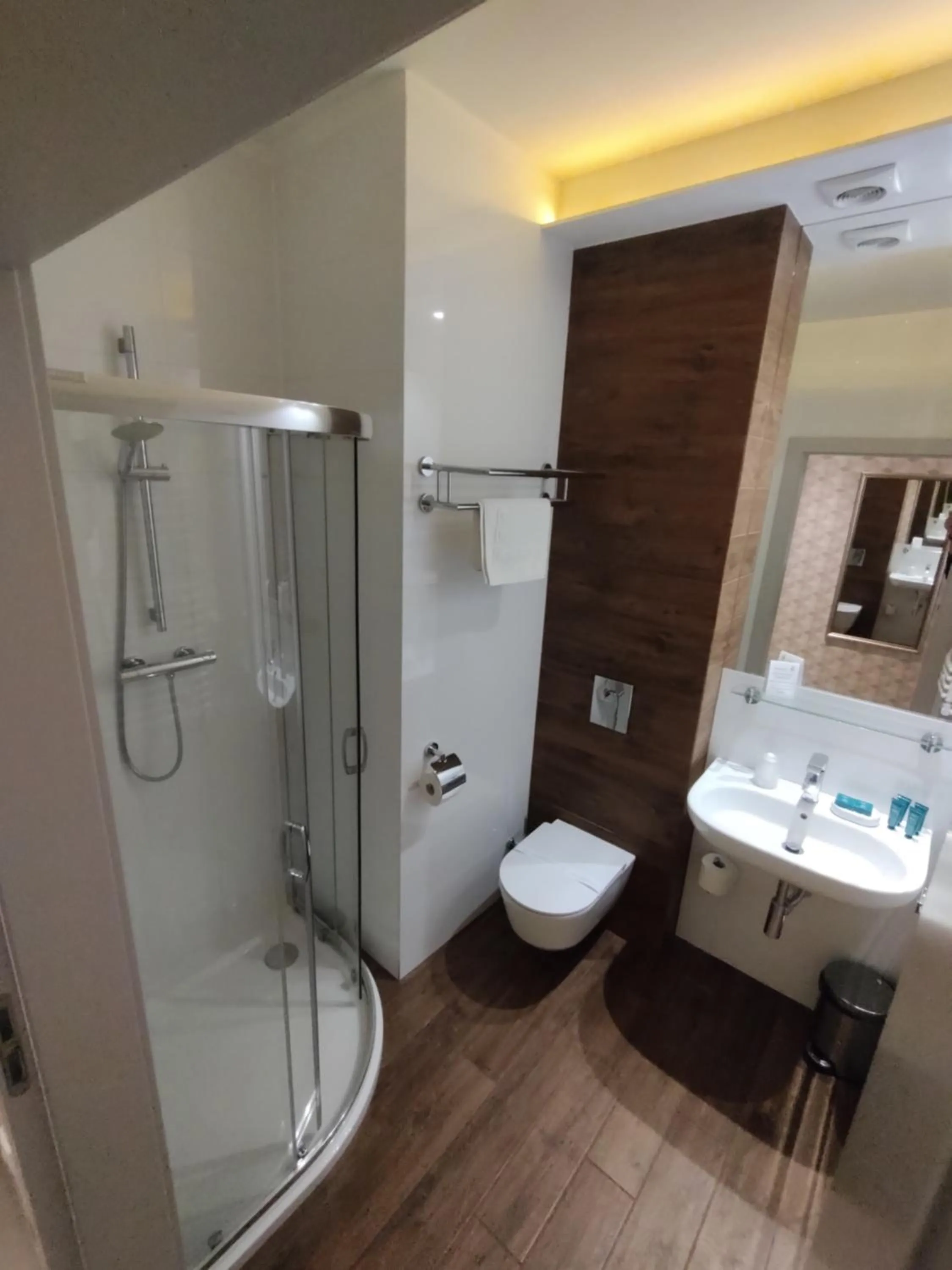 Shower in Novopolska - Hotel i Restauracja