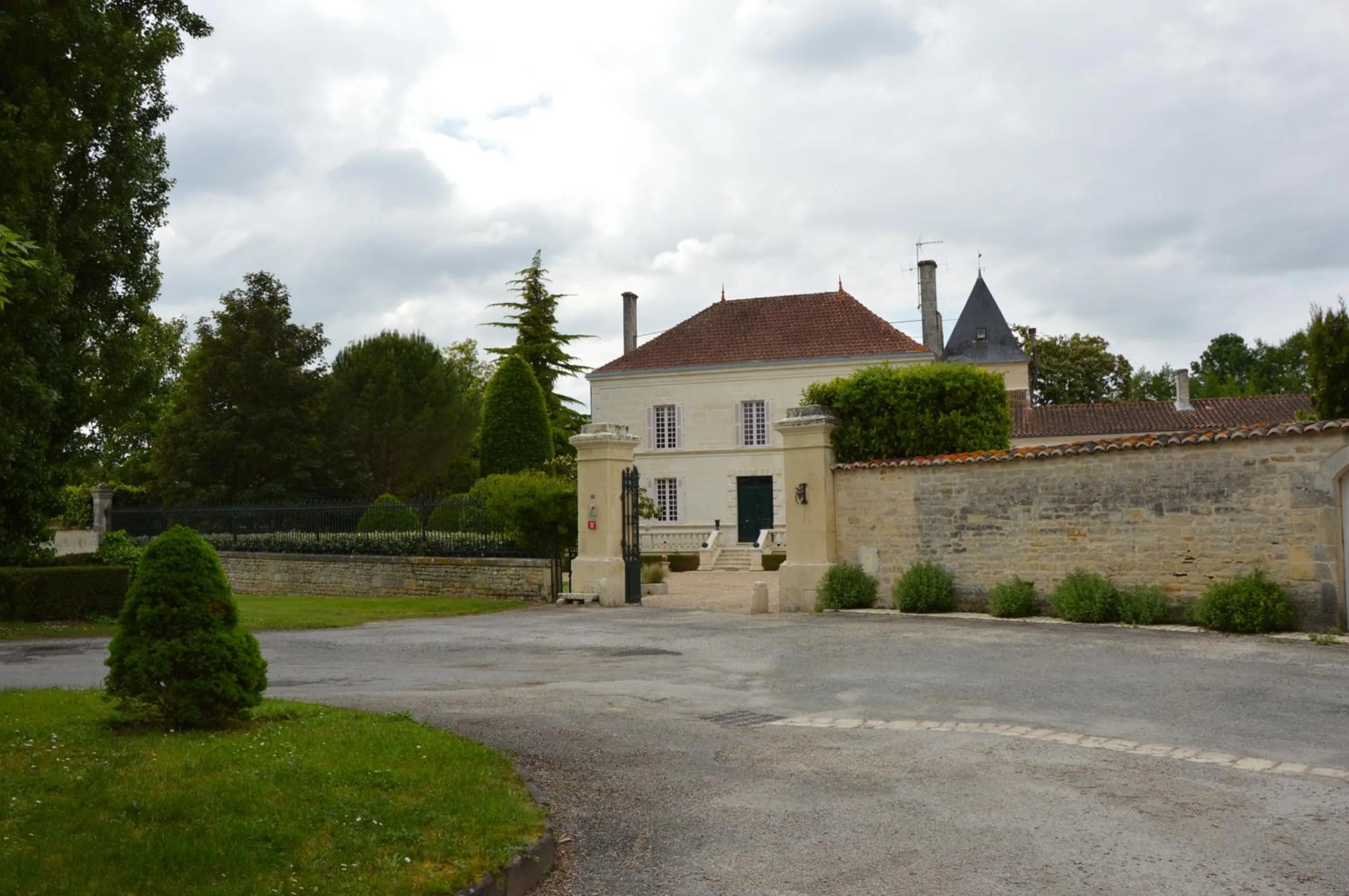 Facade/entrance in Logis Des Bessons
