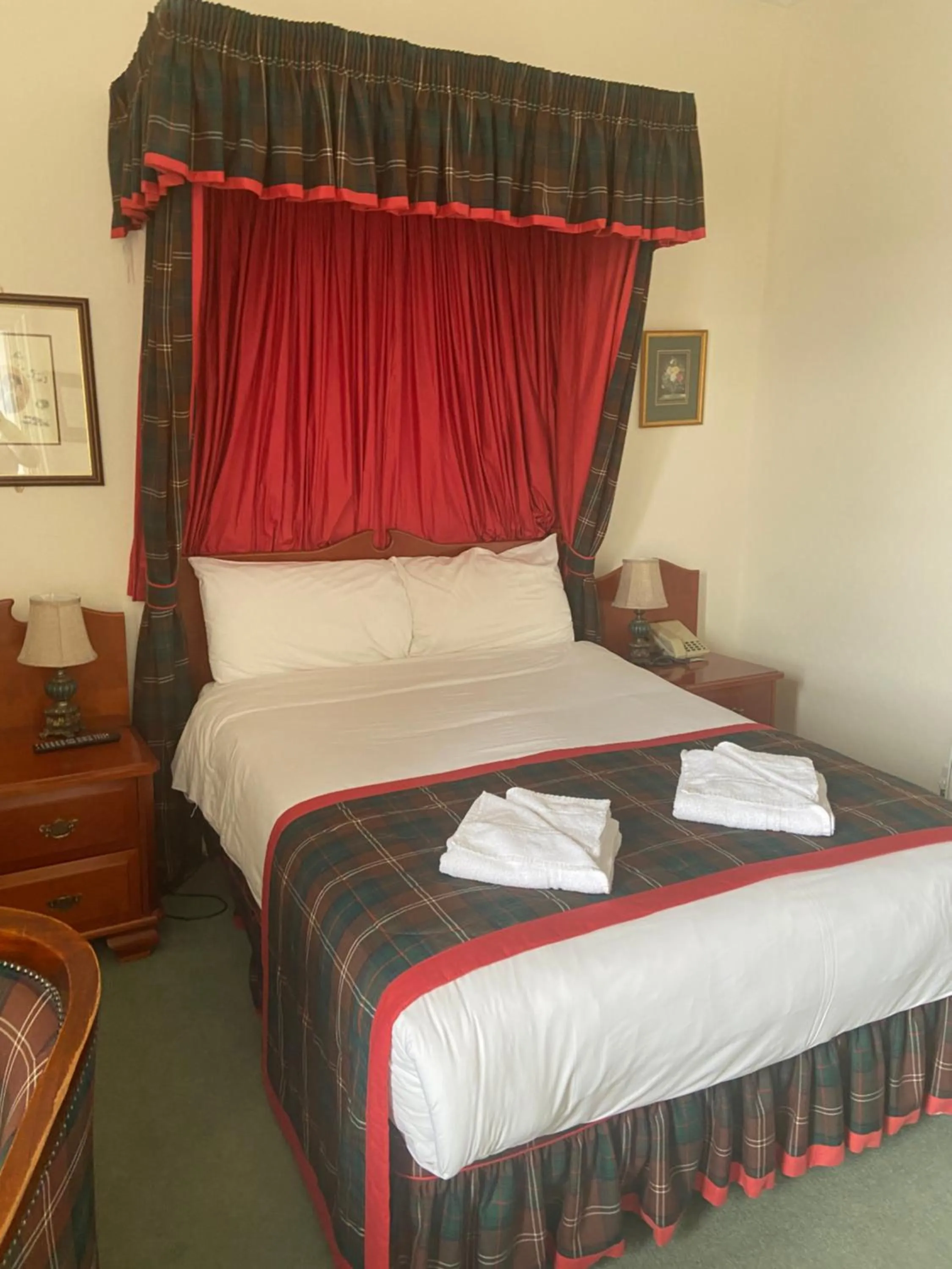 Bedroom, Bed in Lovat Arms Hotel