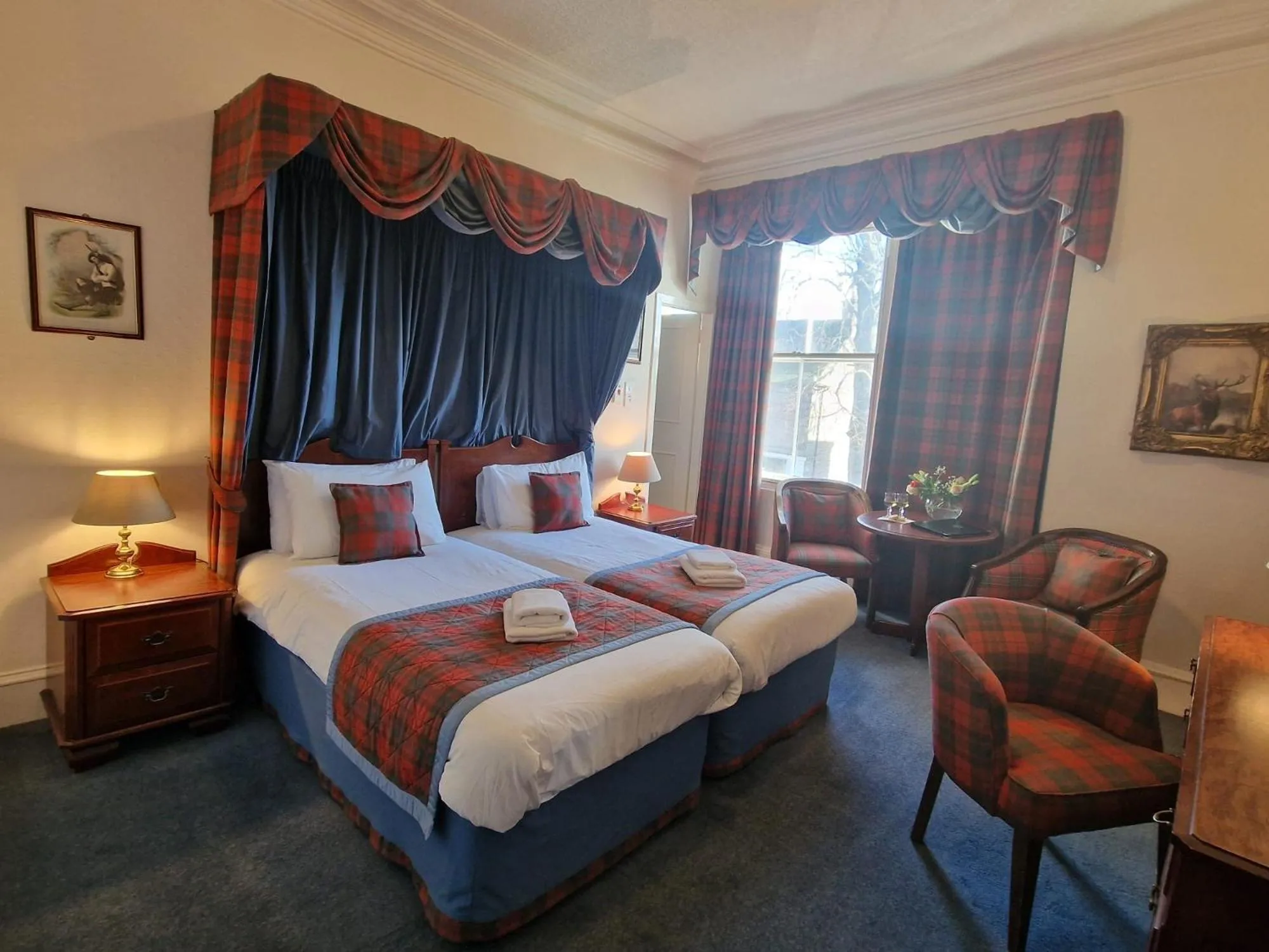 Photo of the whole room, Bed in Lovat Arms Hotel