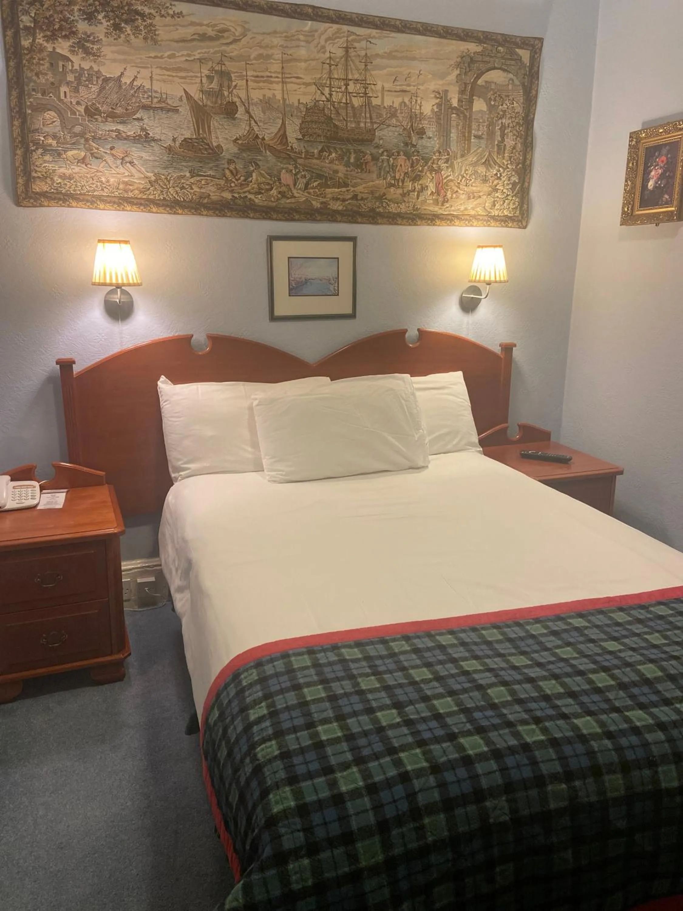 Bedroom, Bed in Lovat Arms Hotel