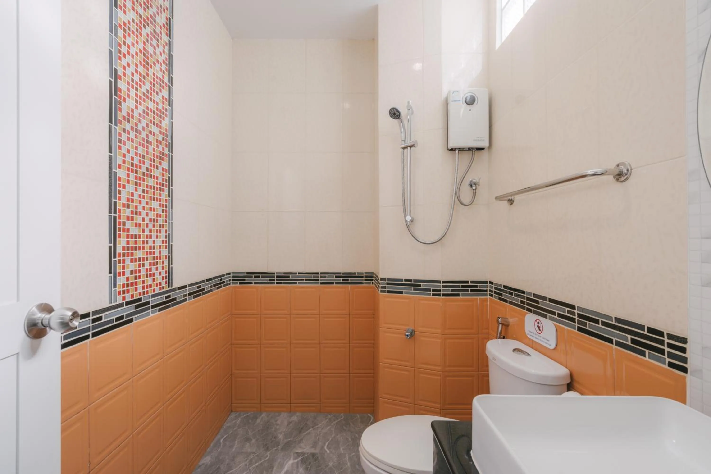 Shower in Baan Sutra Guesthouse