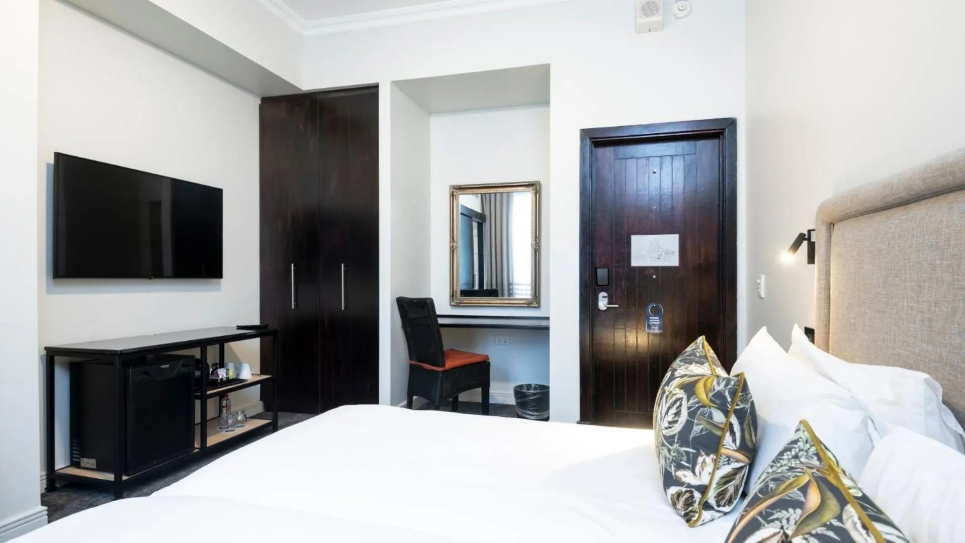 Communal lounge/ TV room, Bed in ANEW Hotel Hilton Pietermaritzburg