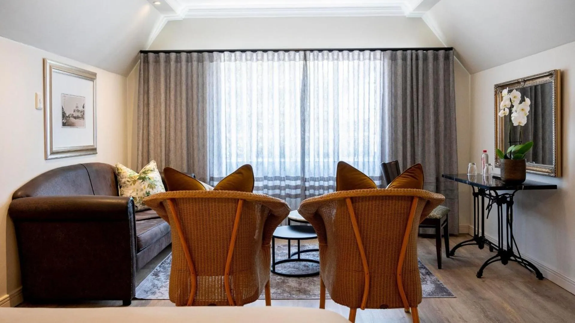 Living room in ANEW Hotel Hilton Pietermaritzburg