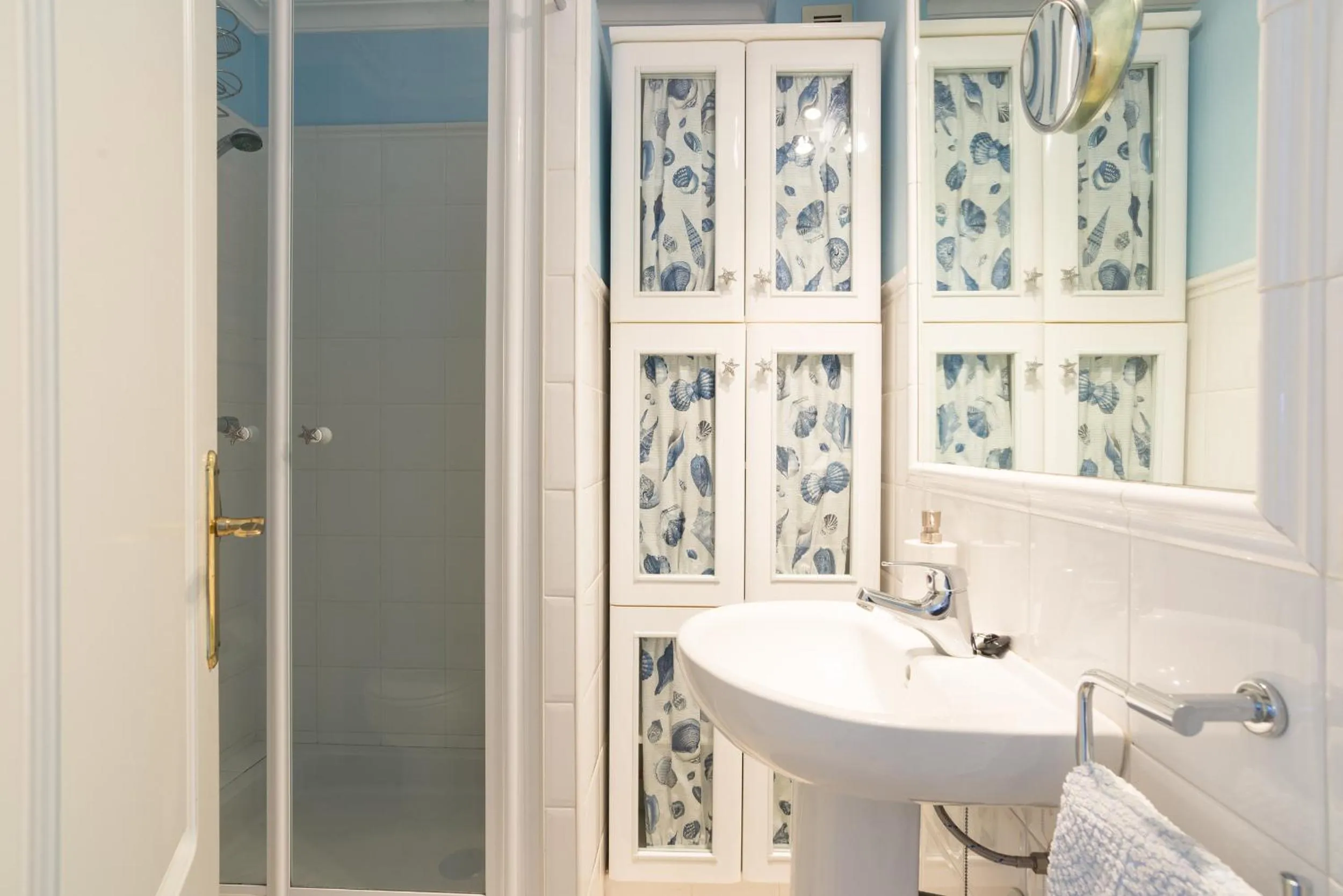 Shower in MalagaSuite Palm Beach Fuengirola