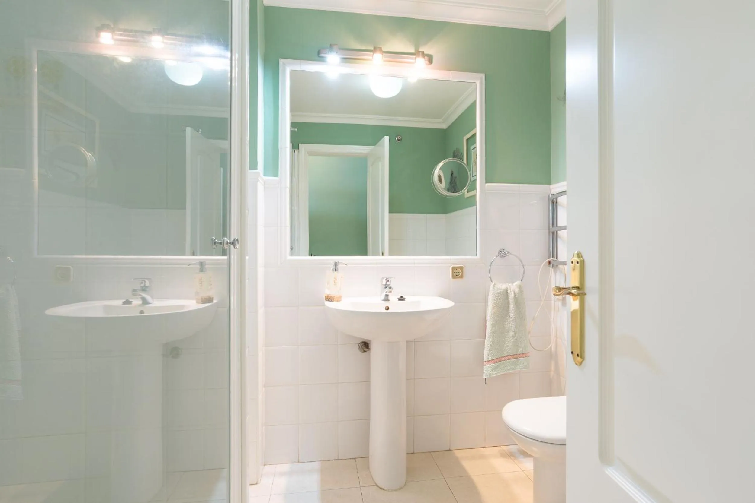 Shower in MalagaSuite Palm Beach Fuengirola