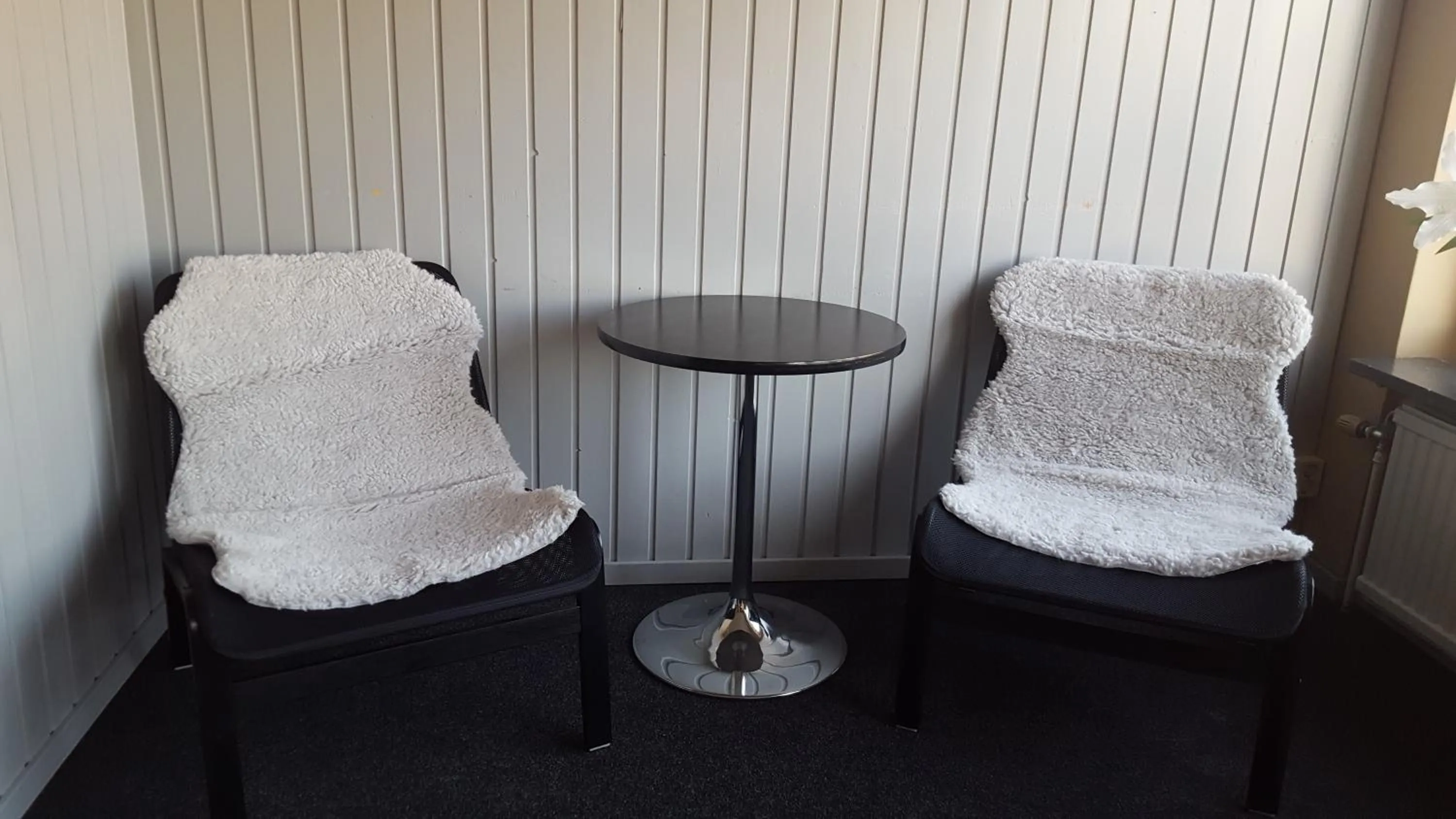 Communal lounge/ TV room in Highway Hotel