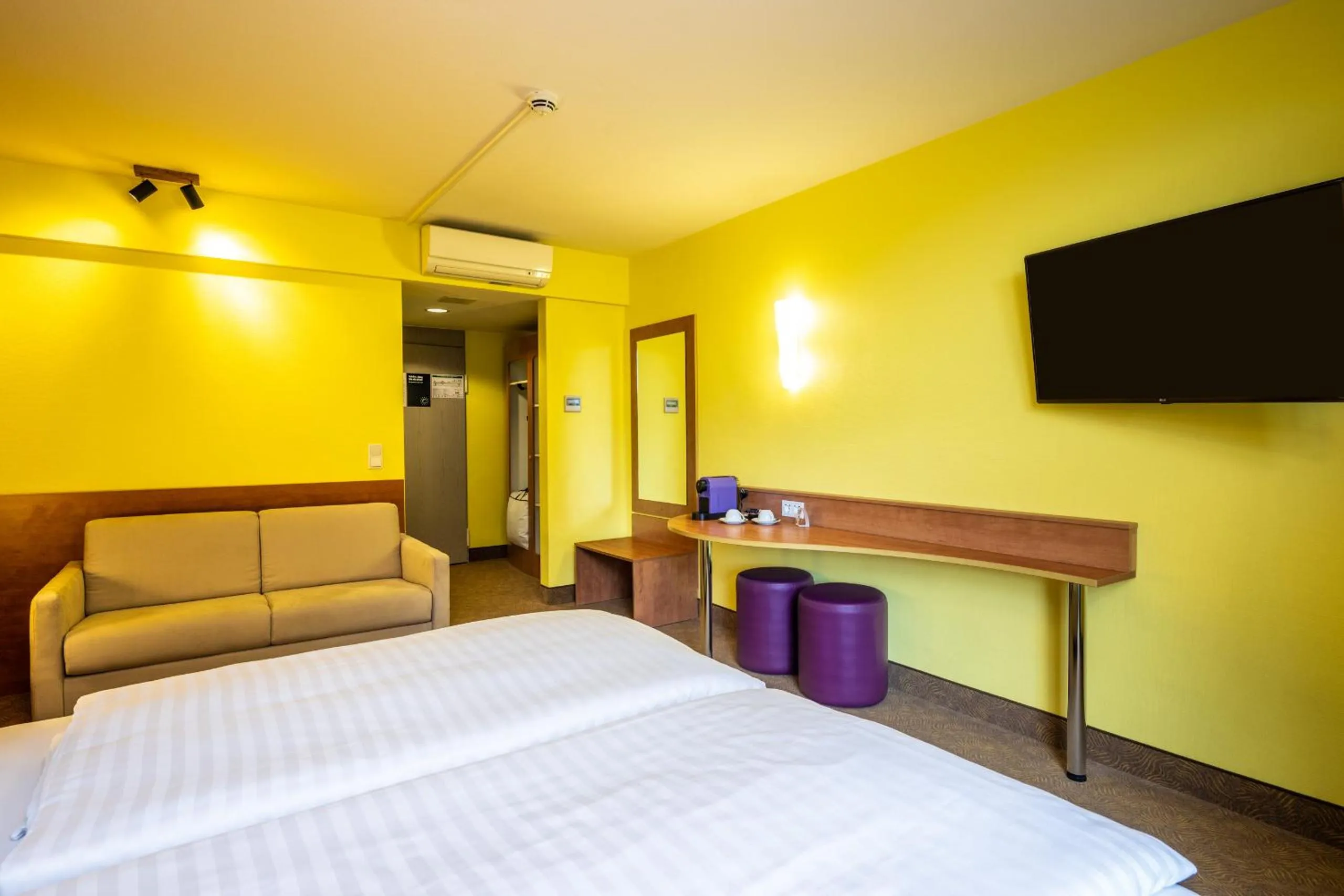 Photo of the whole room, Bed in Hotel Göttingen-West