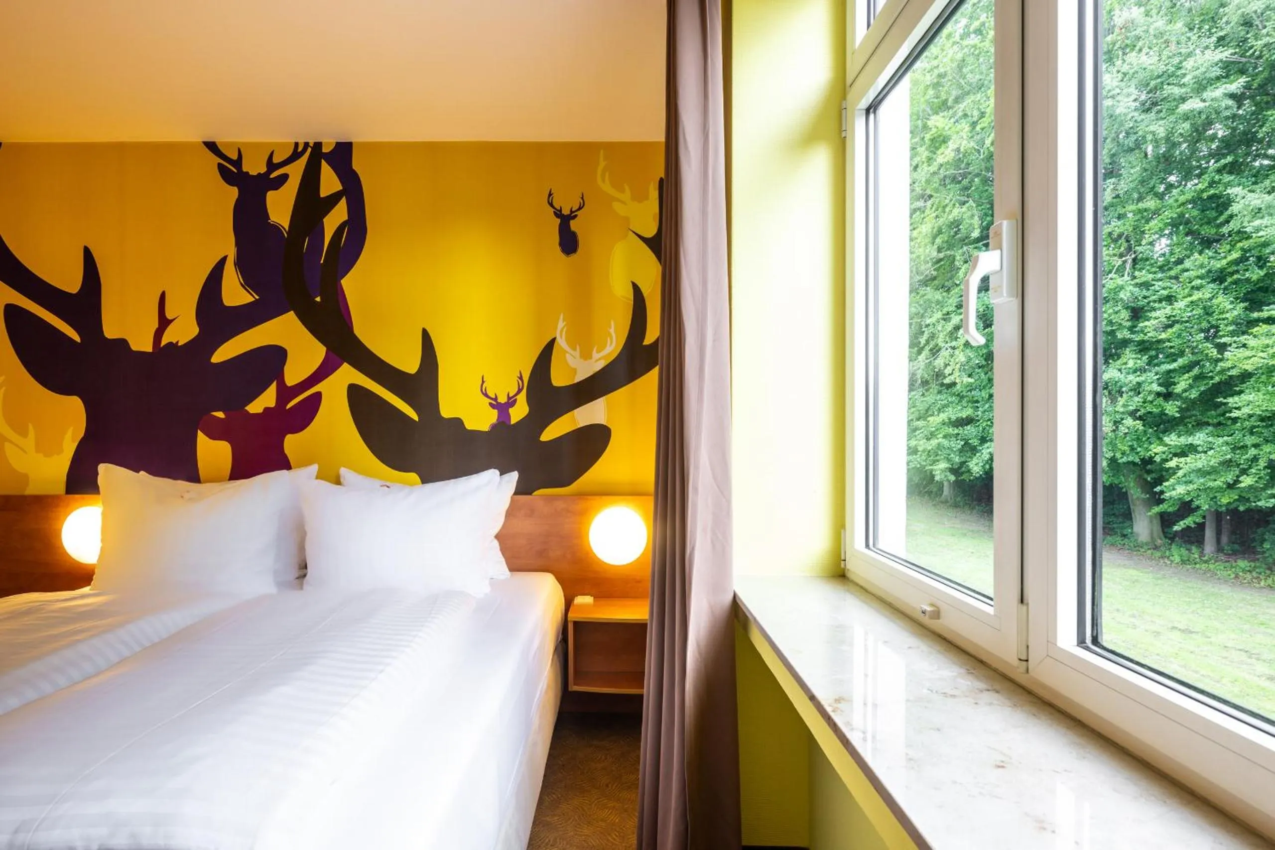 View (from property/room), Bed in Hotel Göttingen-West