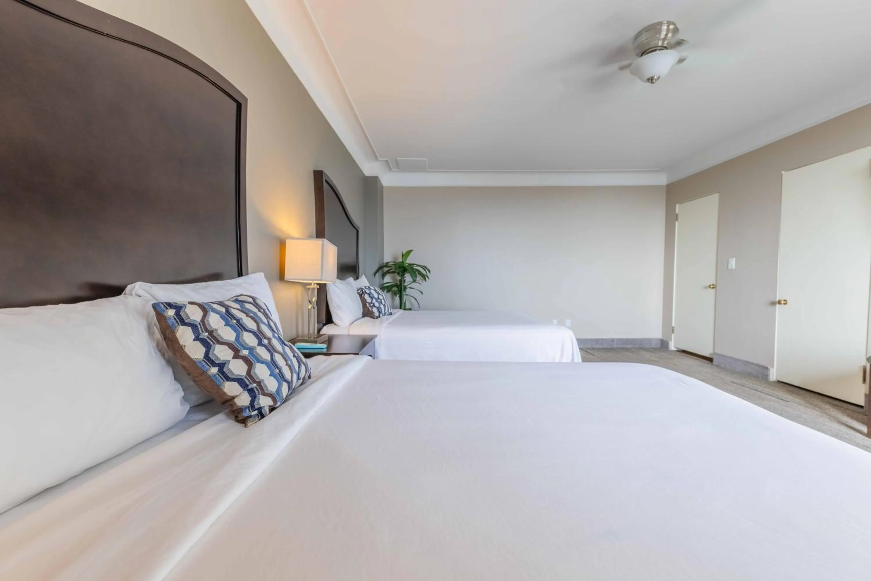 Bed in Prince Arthur Waterfront Hotel & Suites