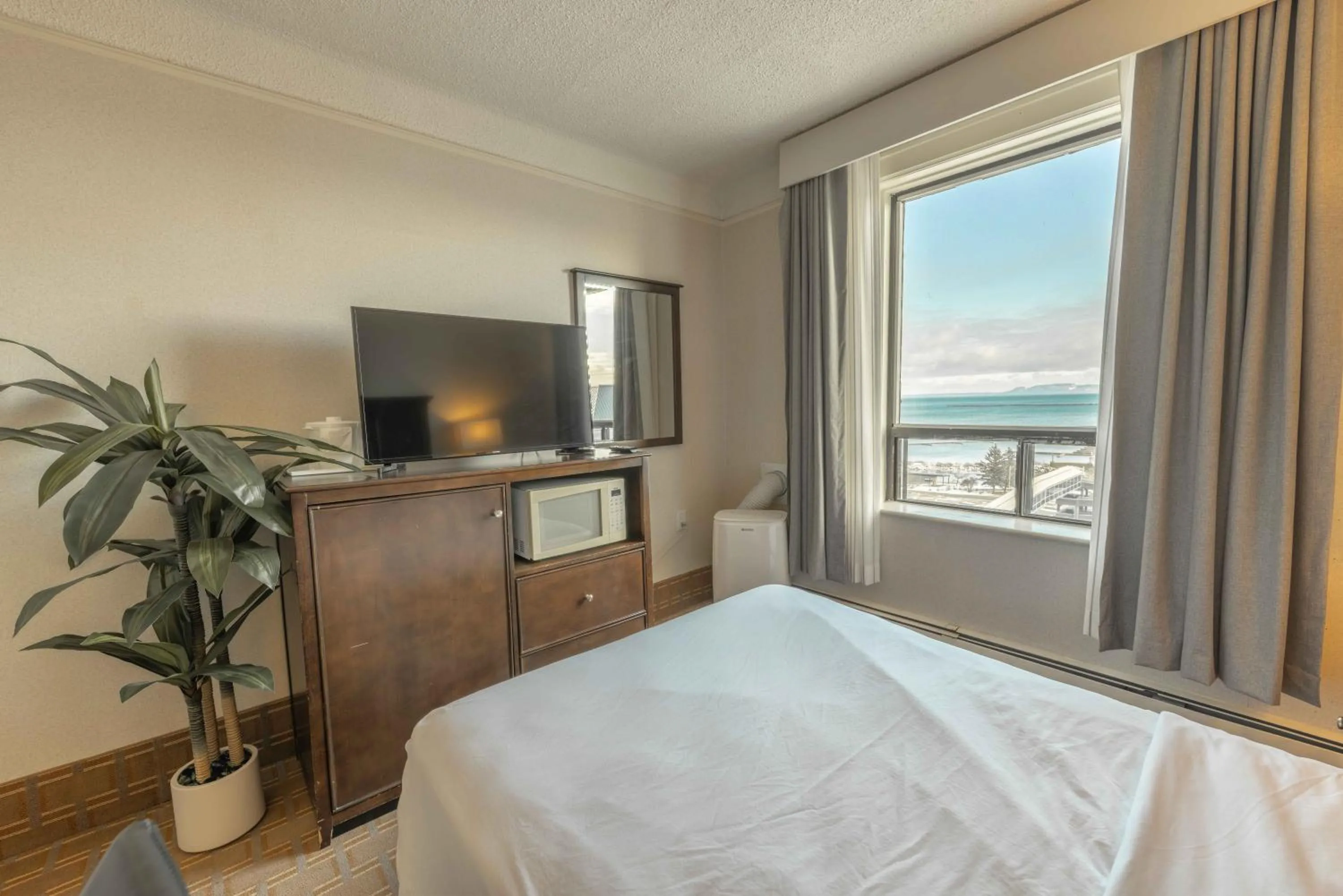 Bed in Prince Arthur Waterfront Hotel & Suites