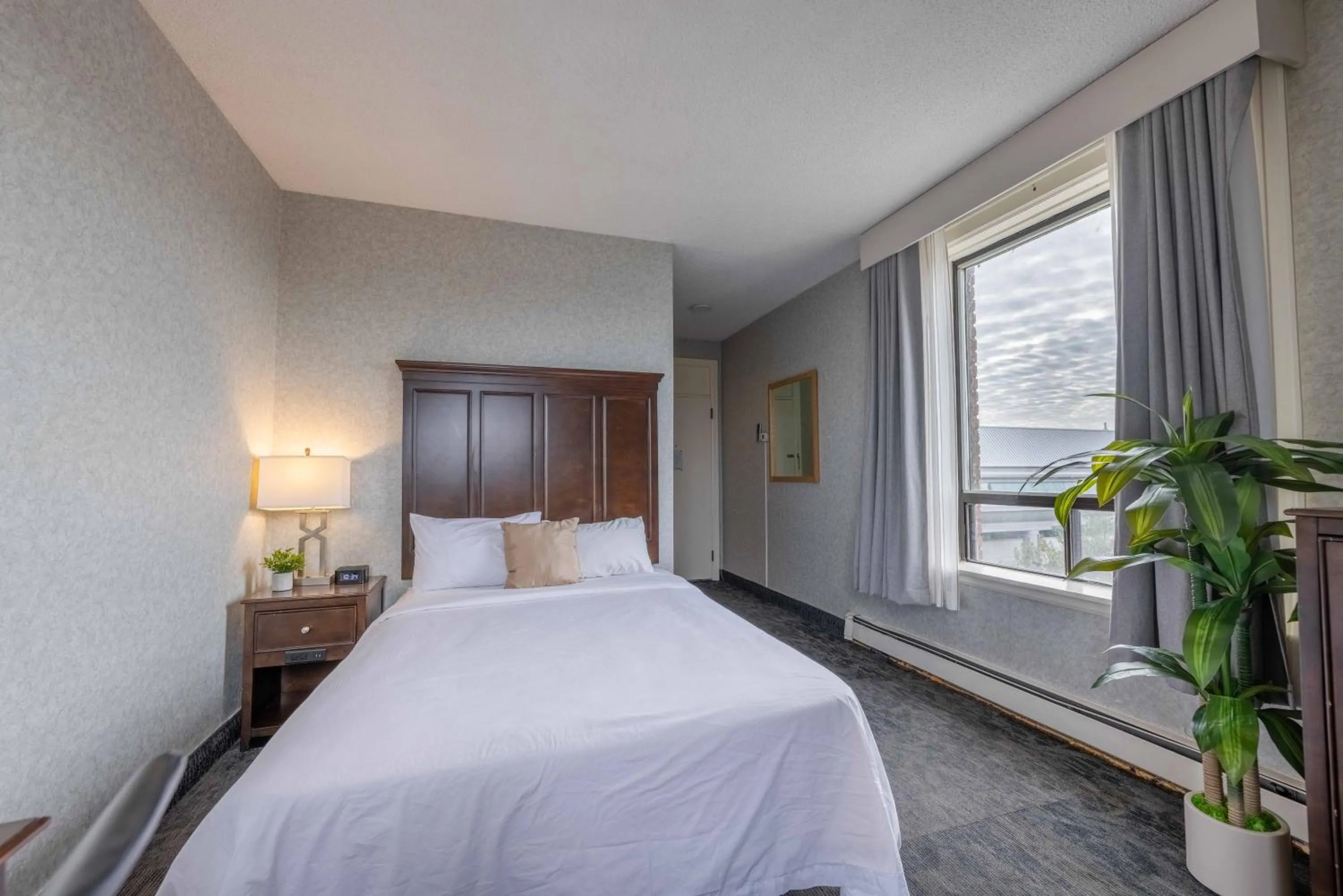 Bed in Prince Arthur Waterfront Hotel & Suites