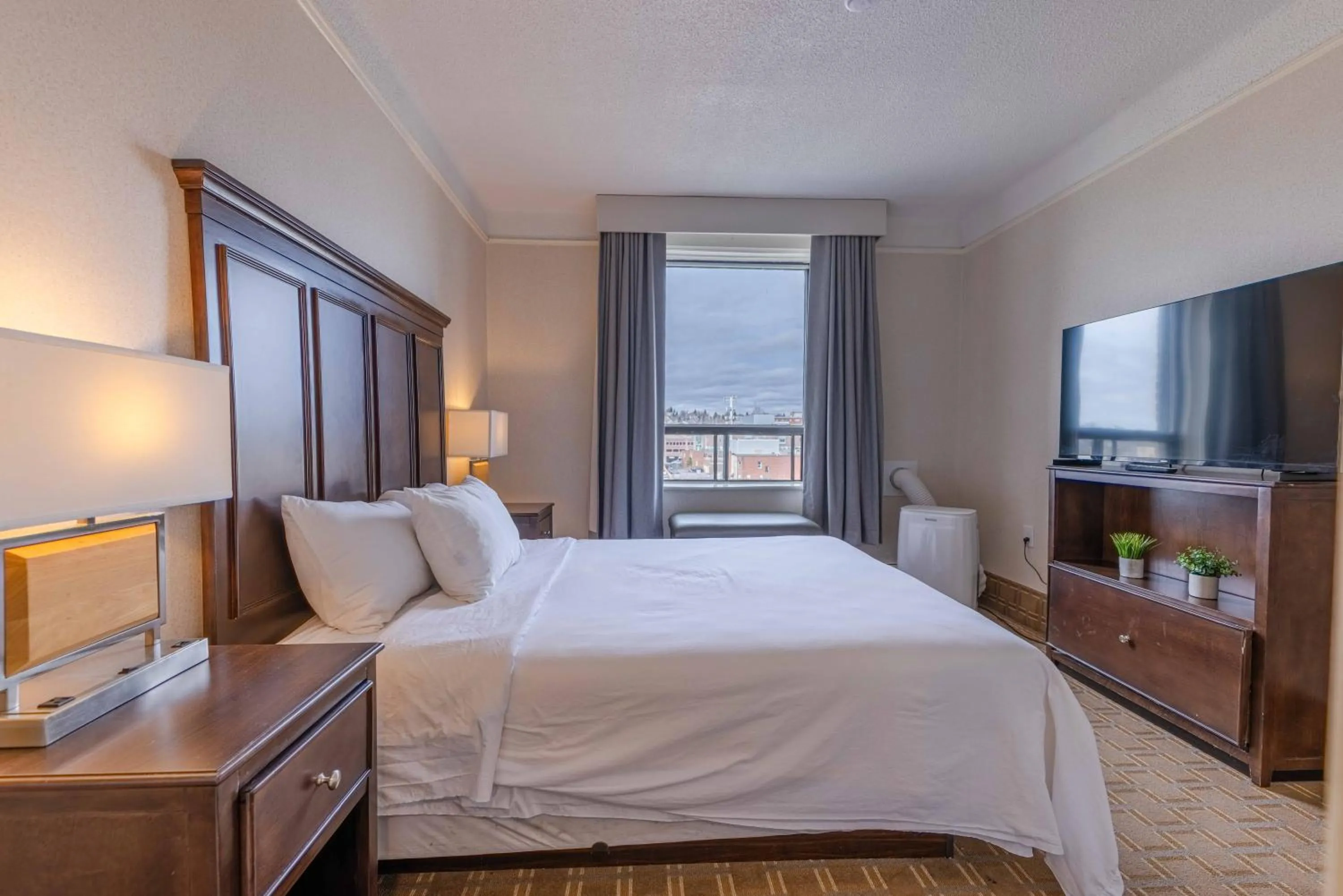 Bed in Prince Arthur Waterfront Hotel & Suites