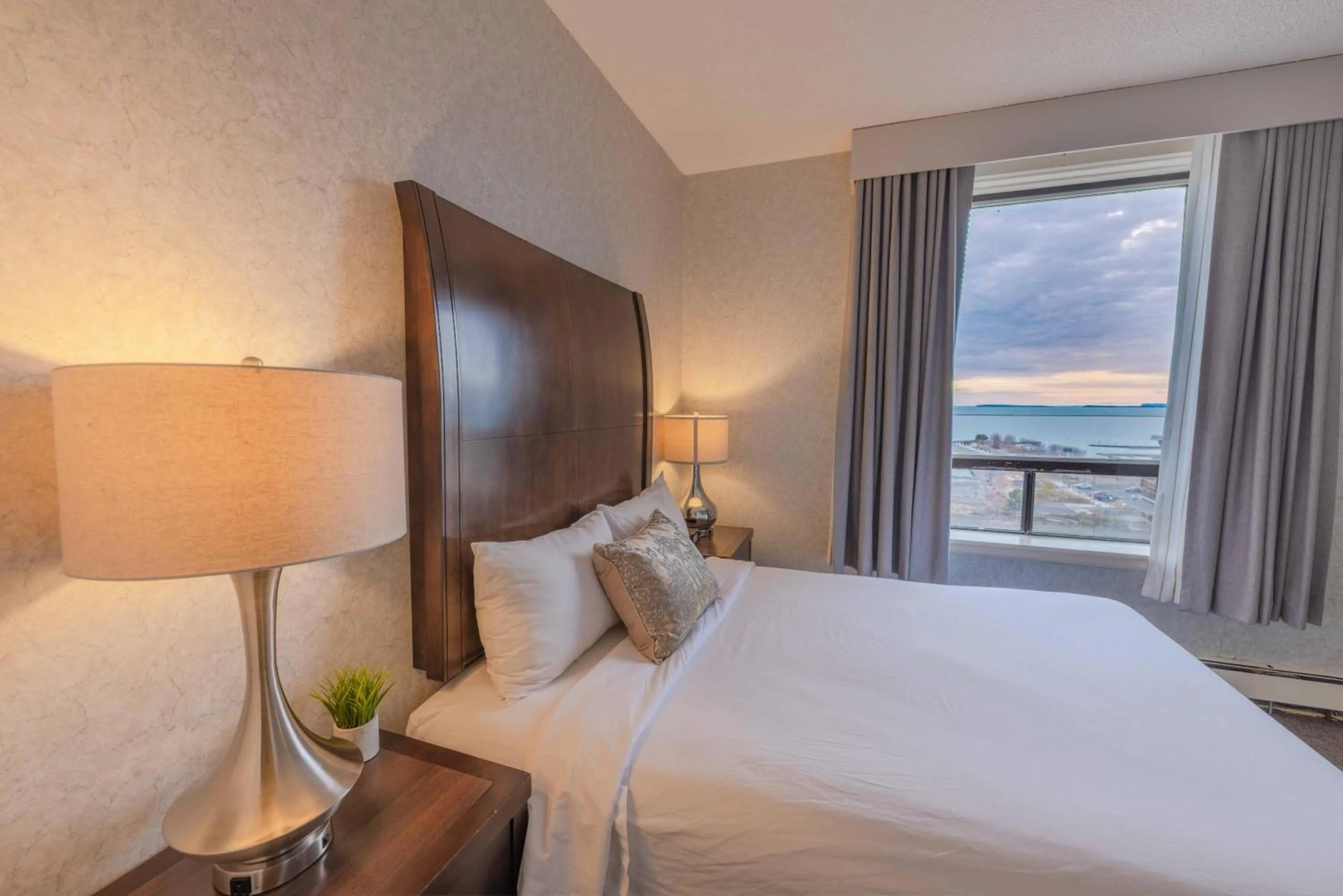 Bed in Prince Arthur Waterfront Hotel & Suites