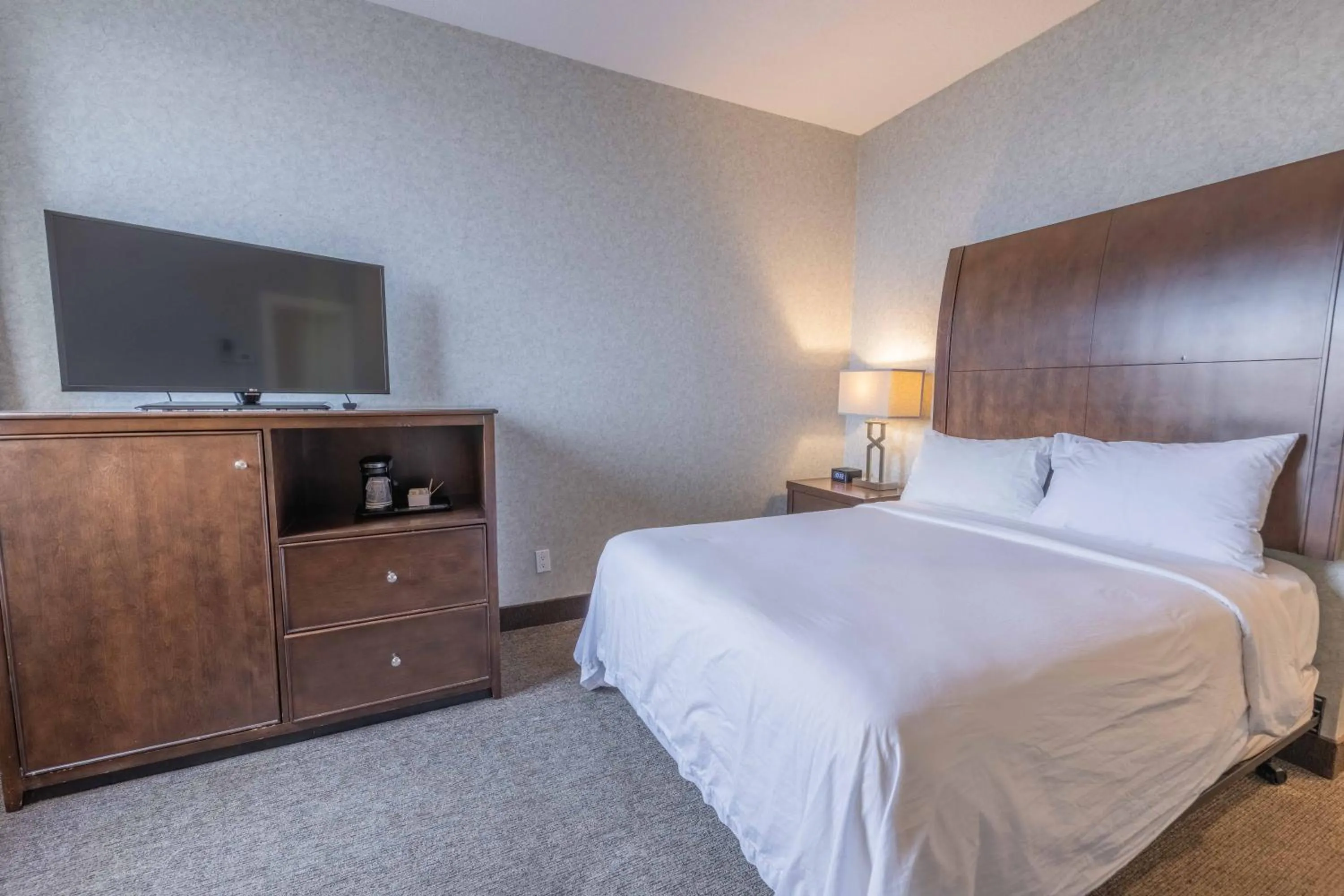 Bed in Prince Arthur Waterfront Hotel & Suites
