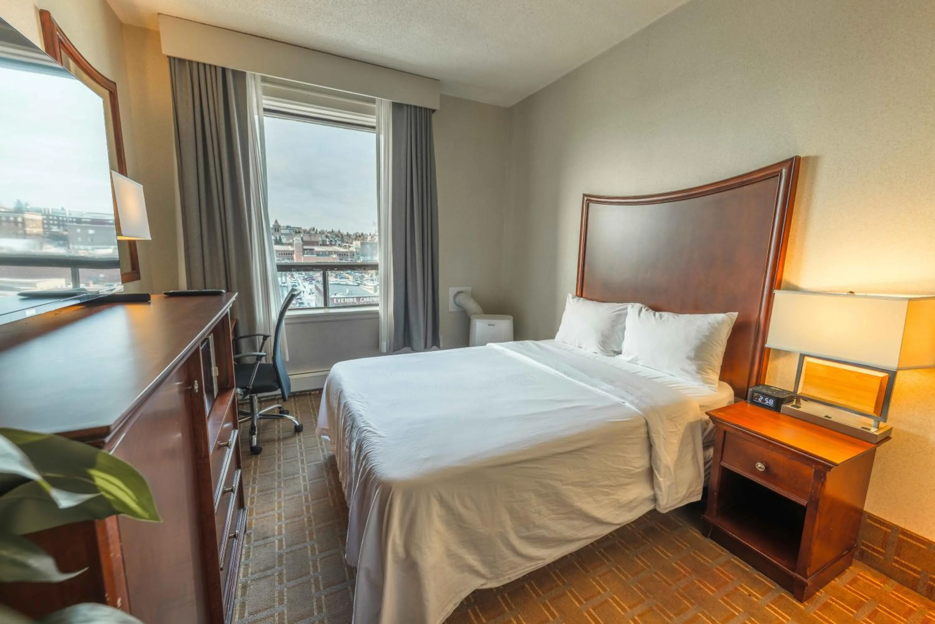 Bed in Prince Arthur Waterfront Hotel & Suites