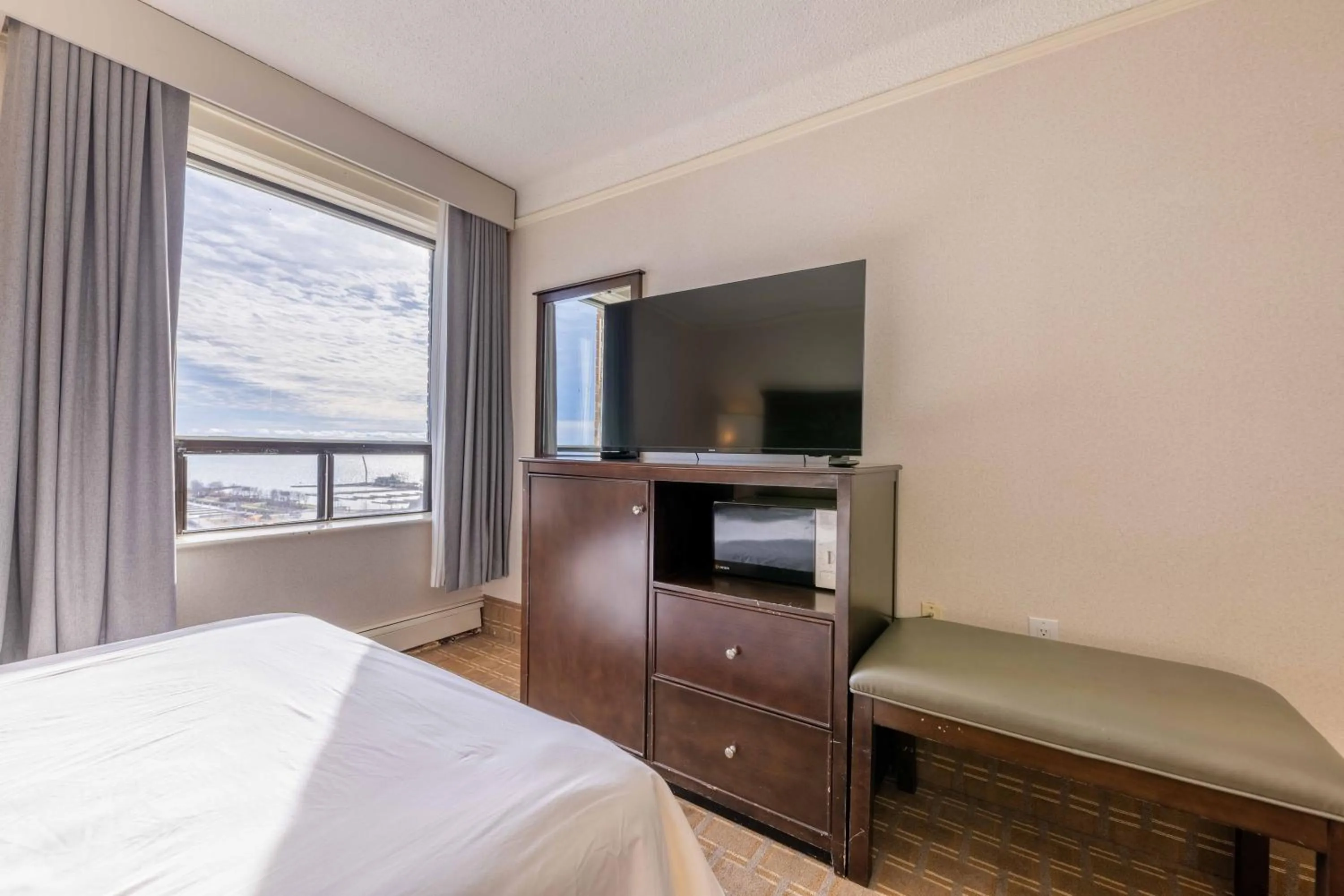 Bed in Prince Arthur Waterfront Hotel & Suites