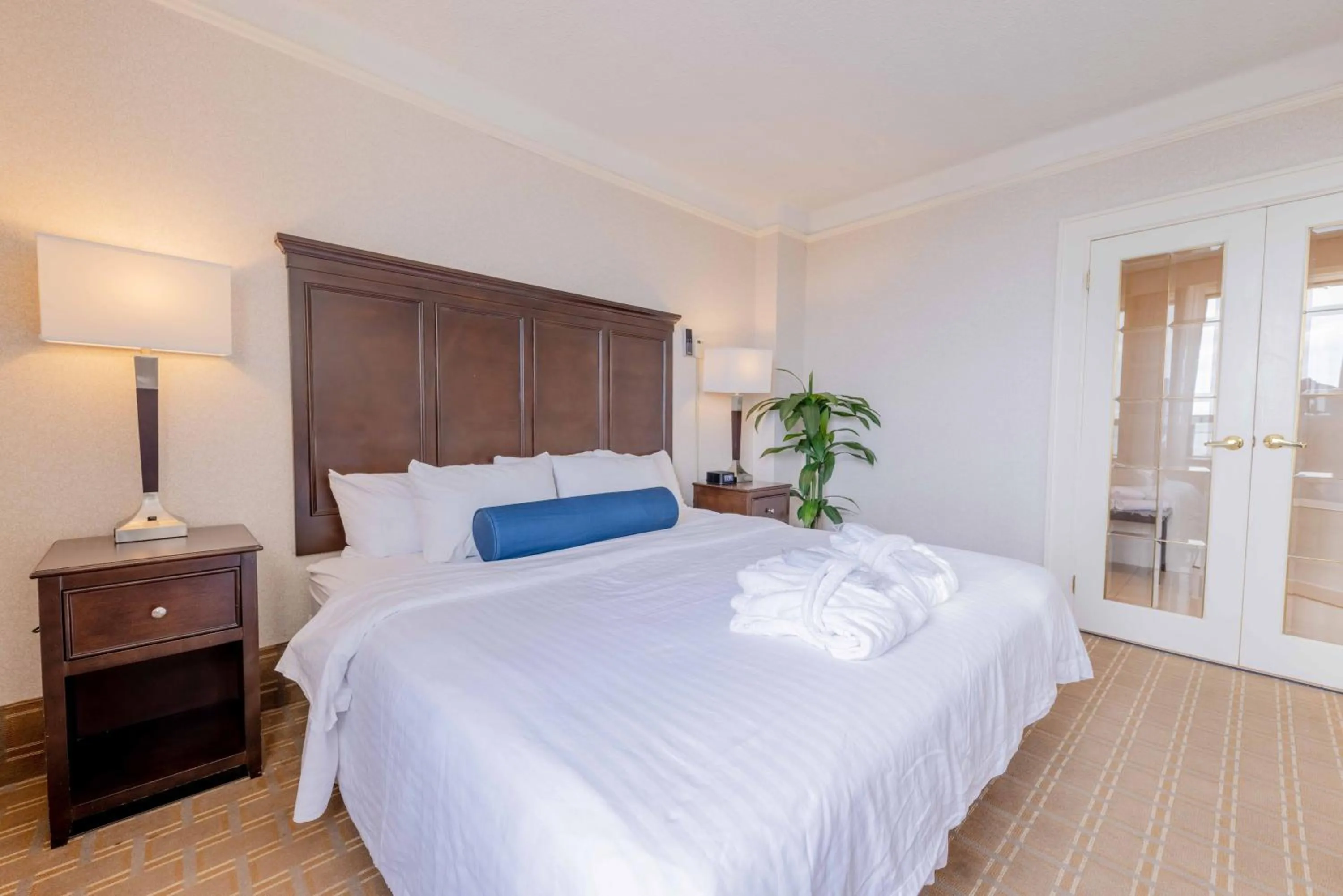 Bed in Prince Arthur Waterfront Hotel & Suites