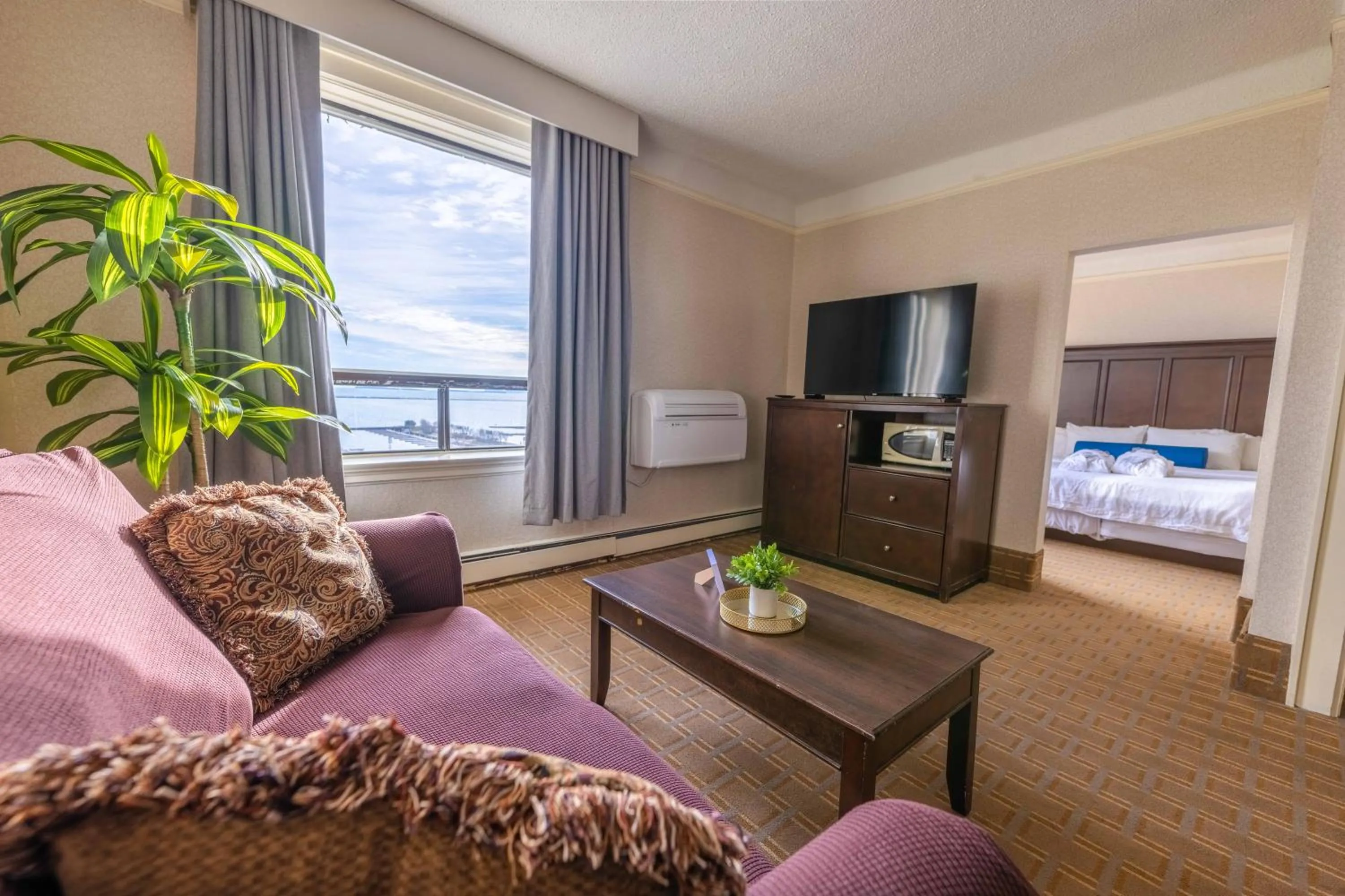Bed in Prince Arthur Waterfront Hotel & Suites
