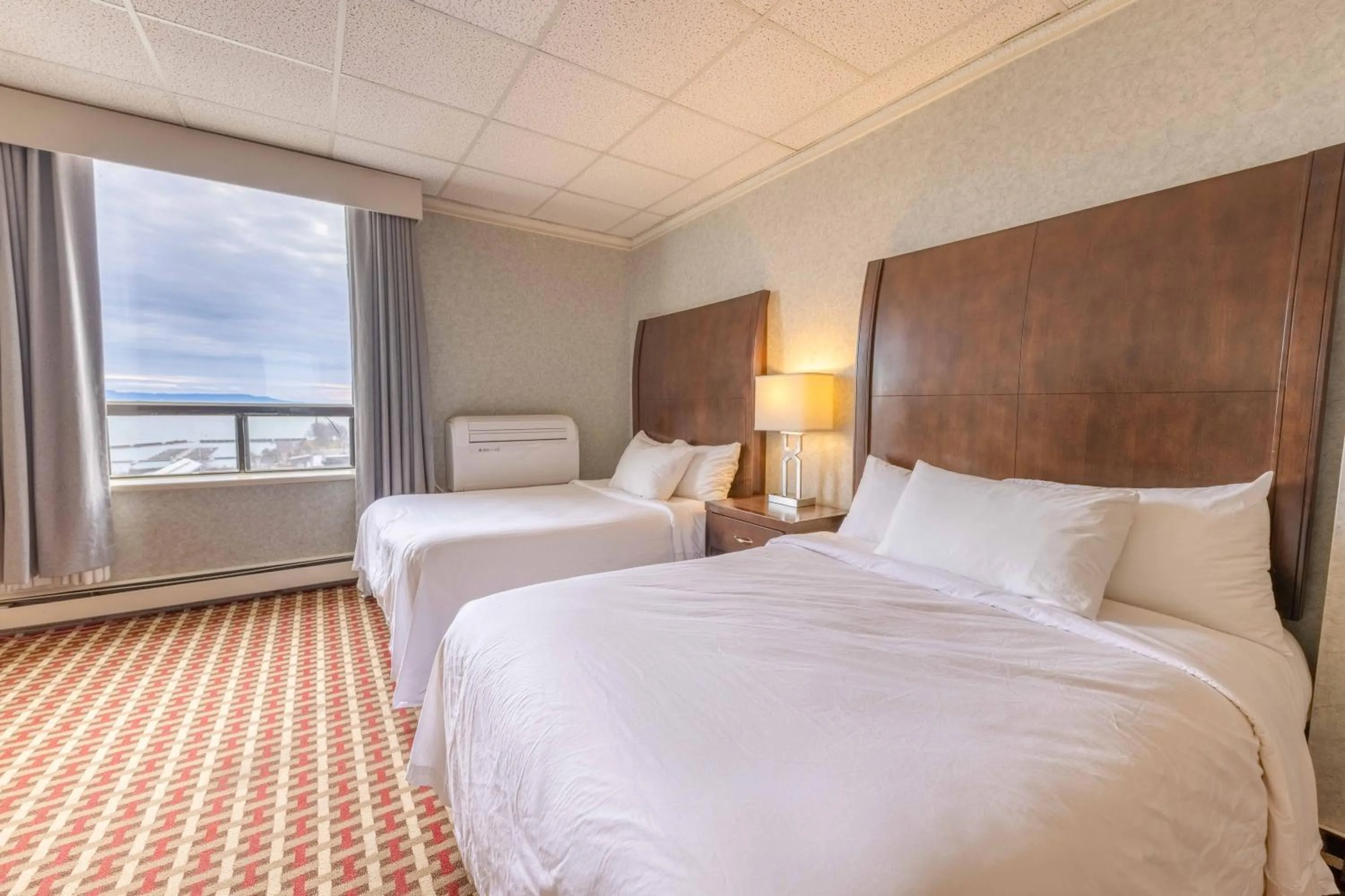 Bed in Prince Arthur Waterfront Hotel & Suites
