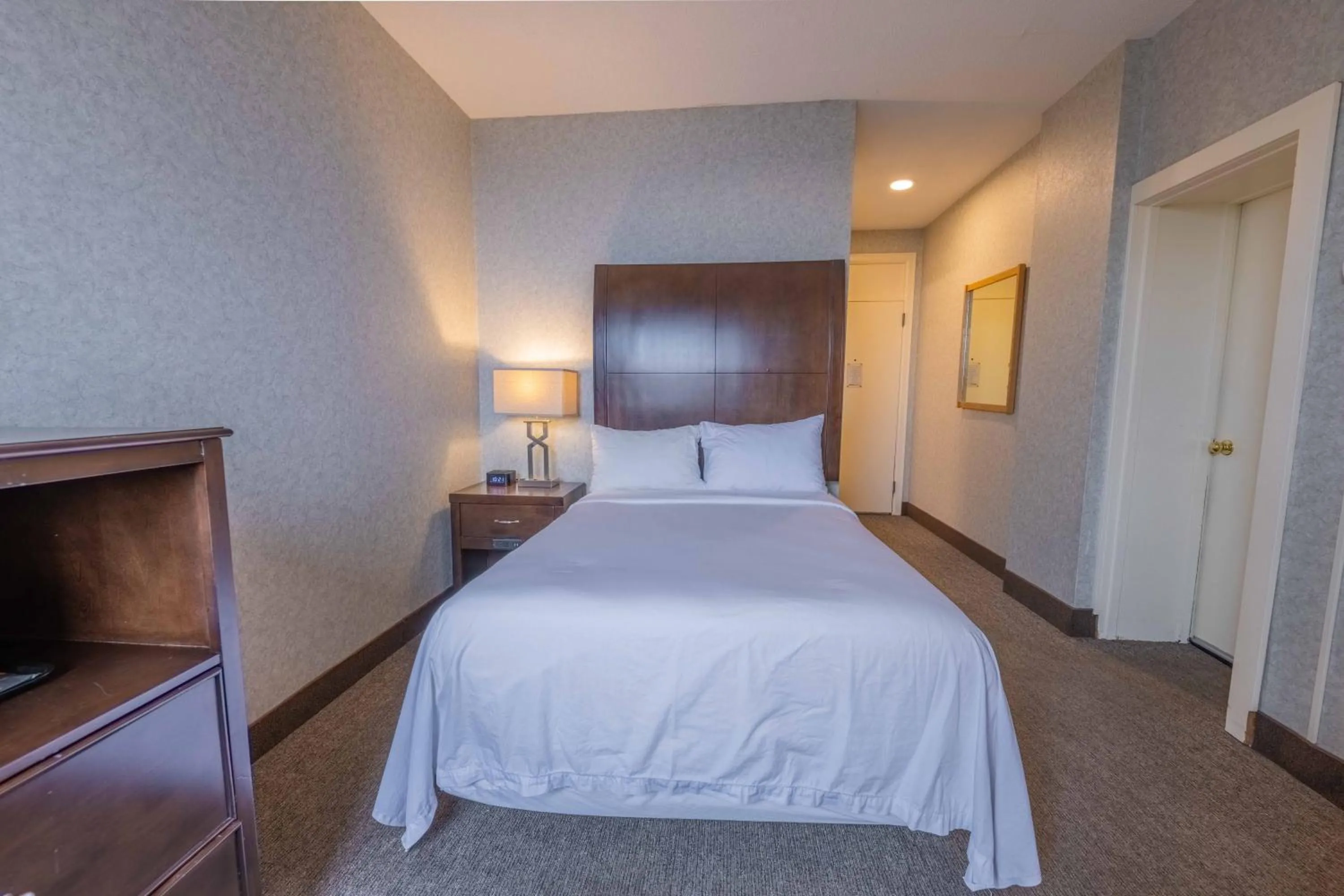 Bed in Prince Arthur Waterfront Hotel & Suites
