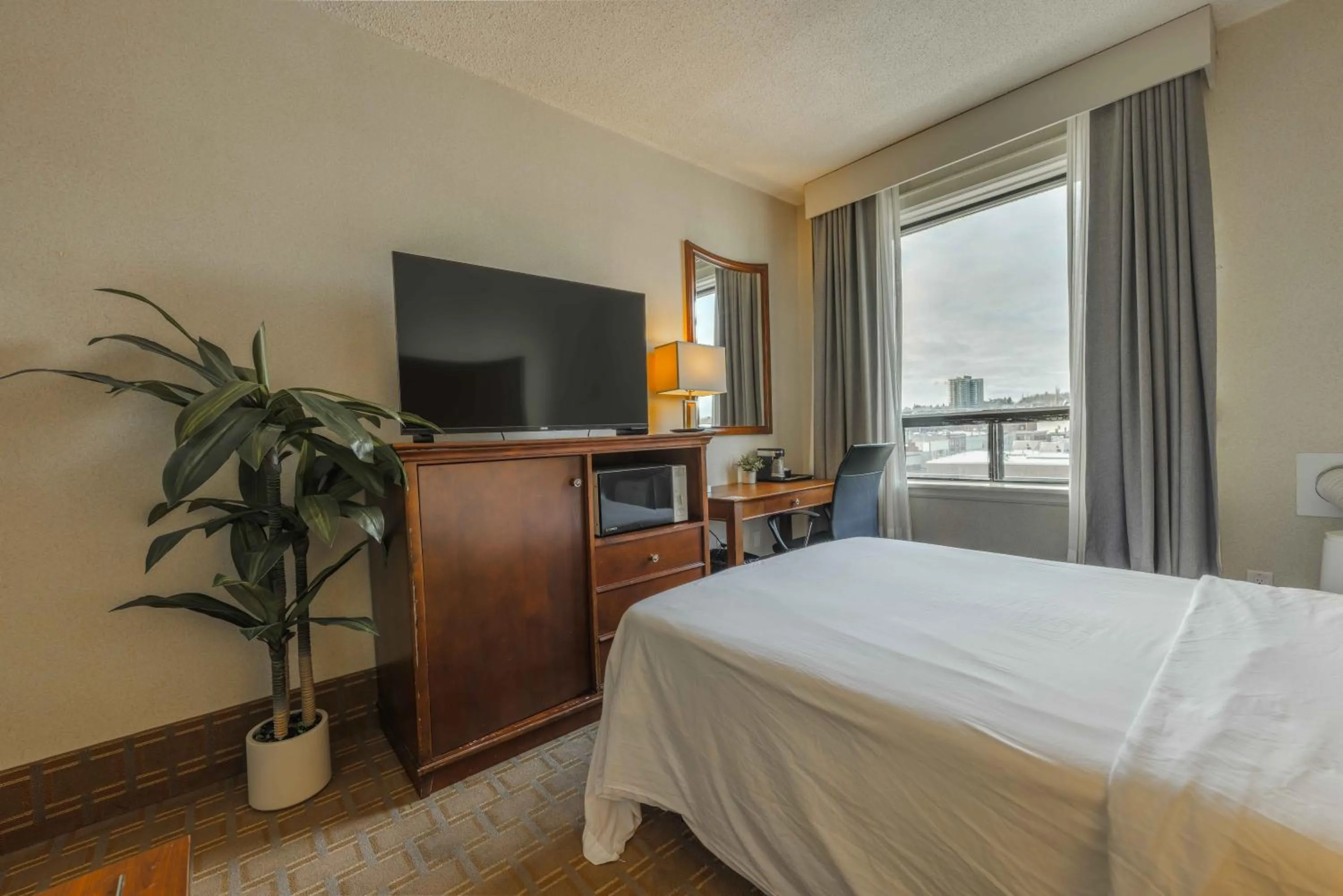 Bed in Prince Arthur Waterfront Hotel & Suites