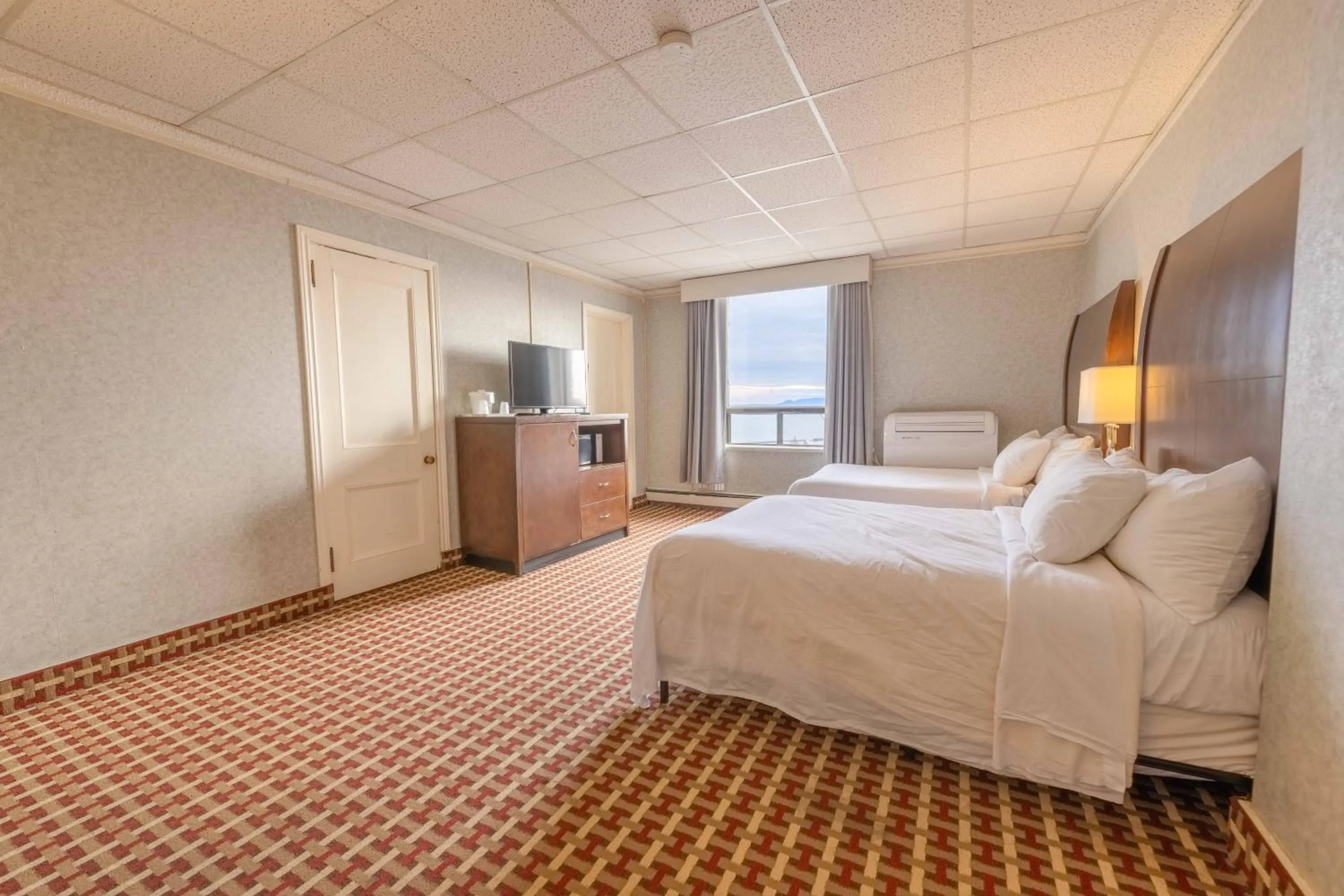 Bed in Prince Arthur Waterfront Hotel & Suites