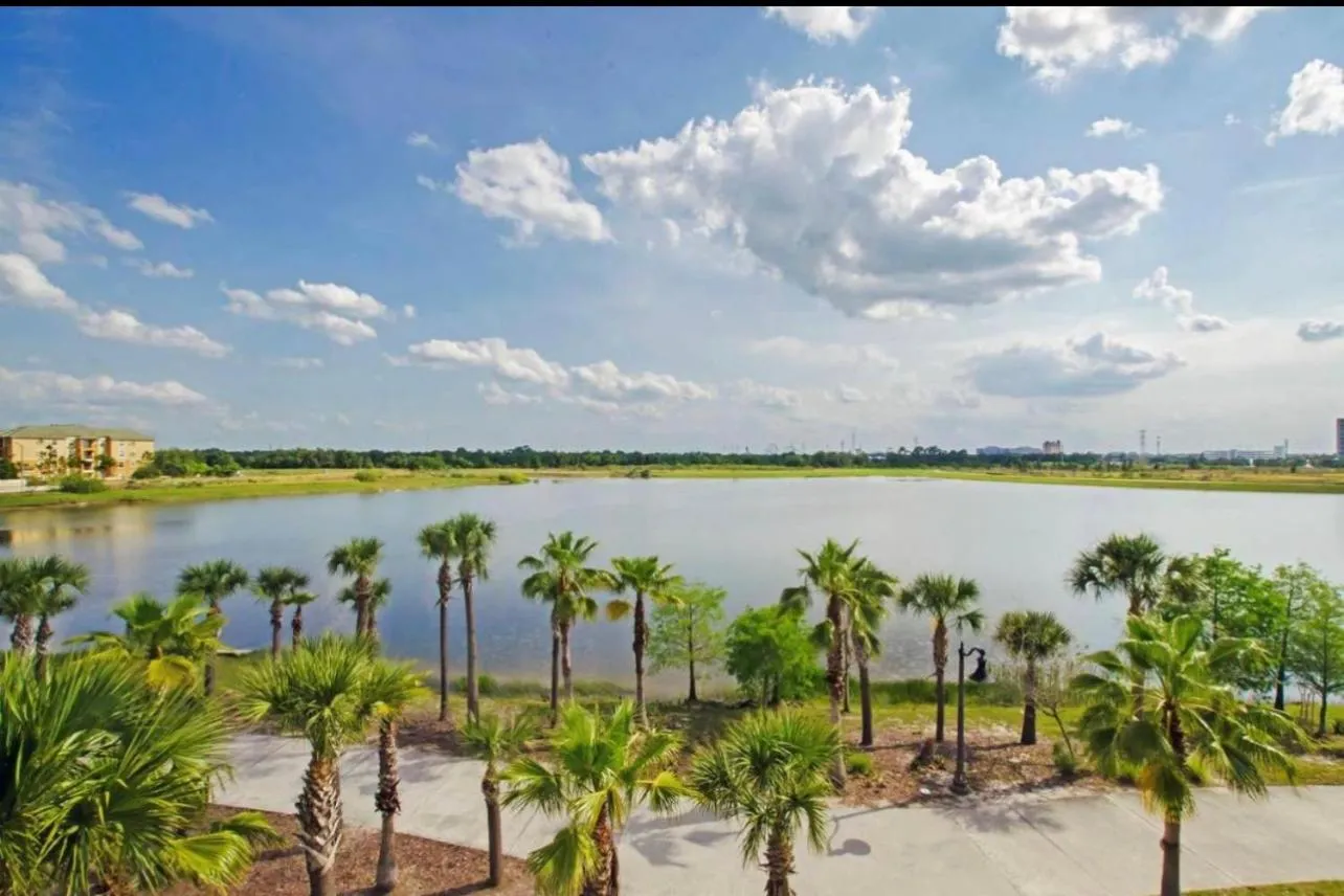 Lake view in Executive 3 Bedroom Villa at Universal,Convention Center, Vista Cay